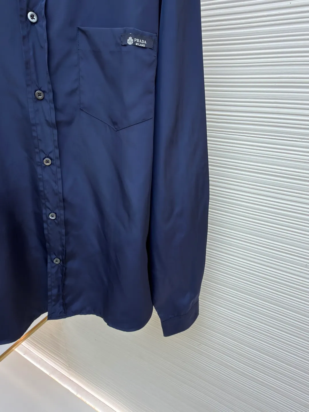 Prada triangle emblem label shirt ●Original version: Purchased and developed by 8100 ●Item number: 1682219-A75 ●Material: Regenerated nylon fabric ●Technology: Human body draping and production ●Color: blue ●Version: Fitted version ●Weight: about 180 grams ●Size: 39-40-41-42 ●Description: Custom-dyed regenerated nylon material feels like futuristic technology, light and tough, comfortable and skin-friendly Reconstructing the aesthetics of masculine power with deep sea blue tones. It has a mysterious and elegant aura. The Prada logo label is embellished on the chest patch pocket and complements the triangular logo on the back fabric to express the brand identity. The slightly wide shoulder line and curved hem form an architectural-level silhouette. The visual aristocratic gene, minimalism and luxury coexist, interpreting high-end fashion style. Silk double yarn interweaving processing technology uses nano-imprint technology to build honeycomb-shaped protrusions on the surface of the fabric, and then uses high temperature and high pressure to form covalent bonds between fluorine atoms and nylon fibers, forming a micro-matte film layer on the surface to prevent oil stains from reducing the waterproof performance. Three-dimensional tailoring of the human body returns to traditional craftsmanship through segmentation, folding, shrinking, and stretching techniques. The so-called slow work produces fine work, which is the respect for the material and the pursuit of feel. The workmanship is complicated and tedious, and the timeliness is slow. The side-turning buried clamping line process is used to make it smooth, neat, and tidy. The overall wiring is straight and delicate, the fabric is comfortable and soft, and the color is consistent without color difference. It can be matched with the same style to create a fashionable look and control various occasions. Customized accessories, complete with three standards, same style for men and women!