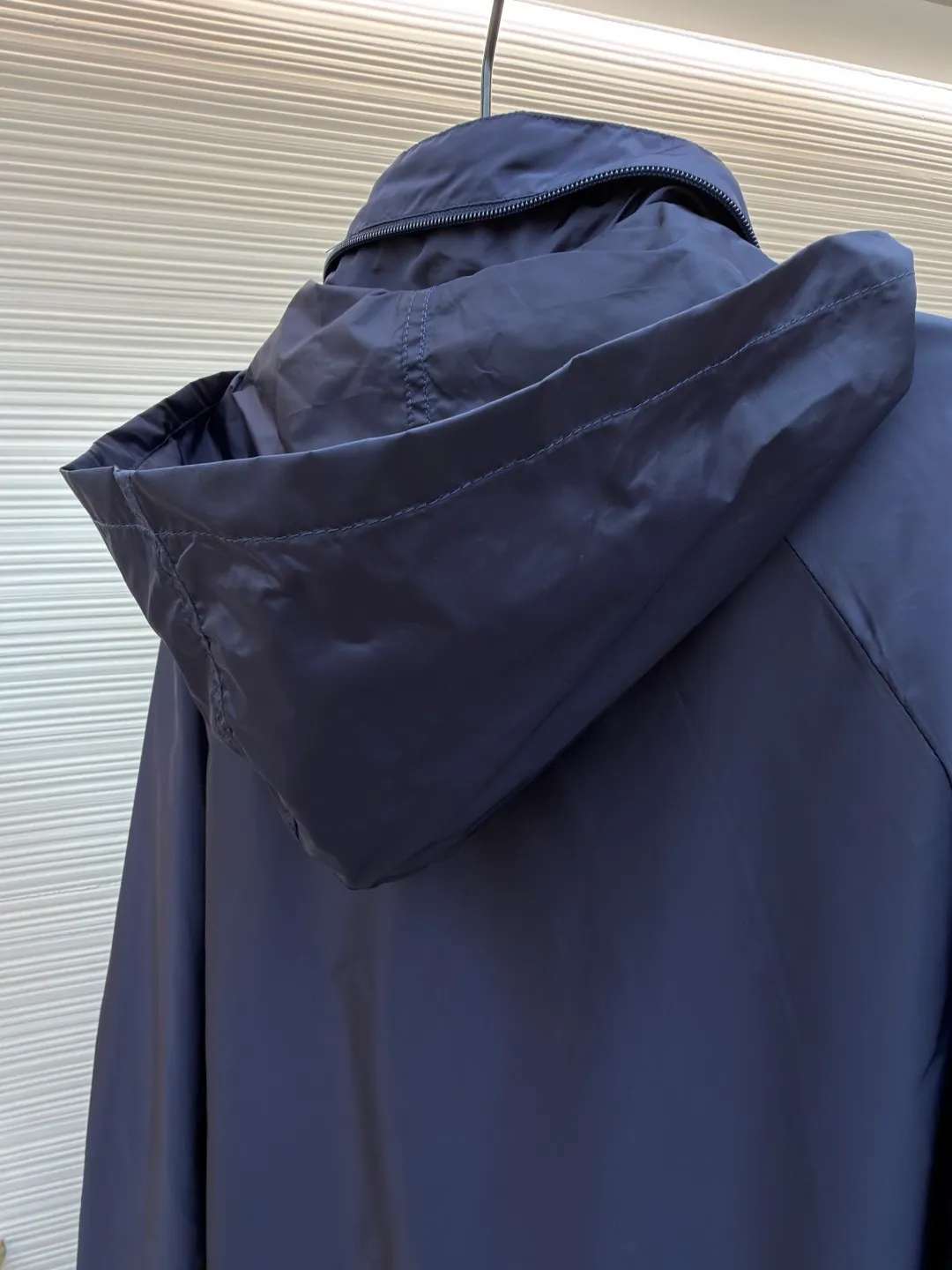 Prada Regenerated Nylon Fleece Jacket ●Original version: Purchased and developed by 12048 ●Item number: 1682331-B70 ●Fabric: Regenerated nylon fabric ●Technology: Made on positioning cutting machine ●Color: Navy blue ●Version: Fitted version ●Weight: about 585 grams ●Size: S-M-L-XL ●Description: High-density yarn is made by melt spinning through a special process. The yarn has been stretched and twisted through multiple processes to give the fabric the stiffness and wrinkle resistance that are comparable to those of native materials, while retaining a light and drapey wearing experience. The surface of the fabric is treated with an environmentally friendly coating process to form a micro-waterproof film layer, which is both windproof and breathable. The main raw material is polyester fiber blended wool raw material which is cleaned and pre-treated to remove impurities. After the yarn is woven into fabric through a loom, it is brushed, that is, the surface of the fiber is fluffed through mechanical brushing to form fluff. Then the shaking process is carried out, and the fabric is shaken under high temperature and humid conditions, so that the fibers form small spherical particles to increase the thermal insulation performance. The shoulder splicing uses twill sewing technology, the raglan sleeve design releases shoulder movement space, and the regular shoulder line ensures the stiffness of the overall silhouette, maintaining an elegant silhouette for both sports and static wear. The three-dimensional pleat design is incorporated into both sides of the body and sleeve elbows, and a long-lasting pleat texture is formed through high-temperature setting technology. This not only enhances the aerodynamic performance of the fabric, but also enriches the visual hierarchy with light and shadow changes, breaking the dull feeling of solid color fabrics. The cuffs are equipped with a hidden snap-button adjustment system, which can be freely tightened according to the circumference of the wrist to prevent cold wind from entering; the straight bottom edge is matched with a drawstring at the hem, and the inner rope buckle design can be used to adjust the tightness, taking into account warmth preservation and waistline shaping. The overall wiring is straight and delicate, the fabric is comfortable and soft, and the color is consistent without color difference. It can be matched with the same style to create a fashionable look and control various occasions. Customized accessories, complete with three standards, same style for men and women!