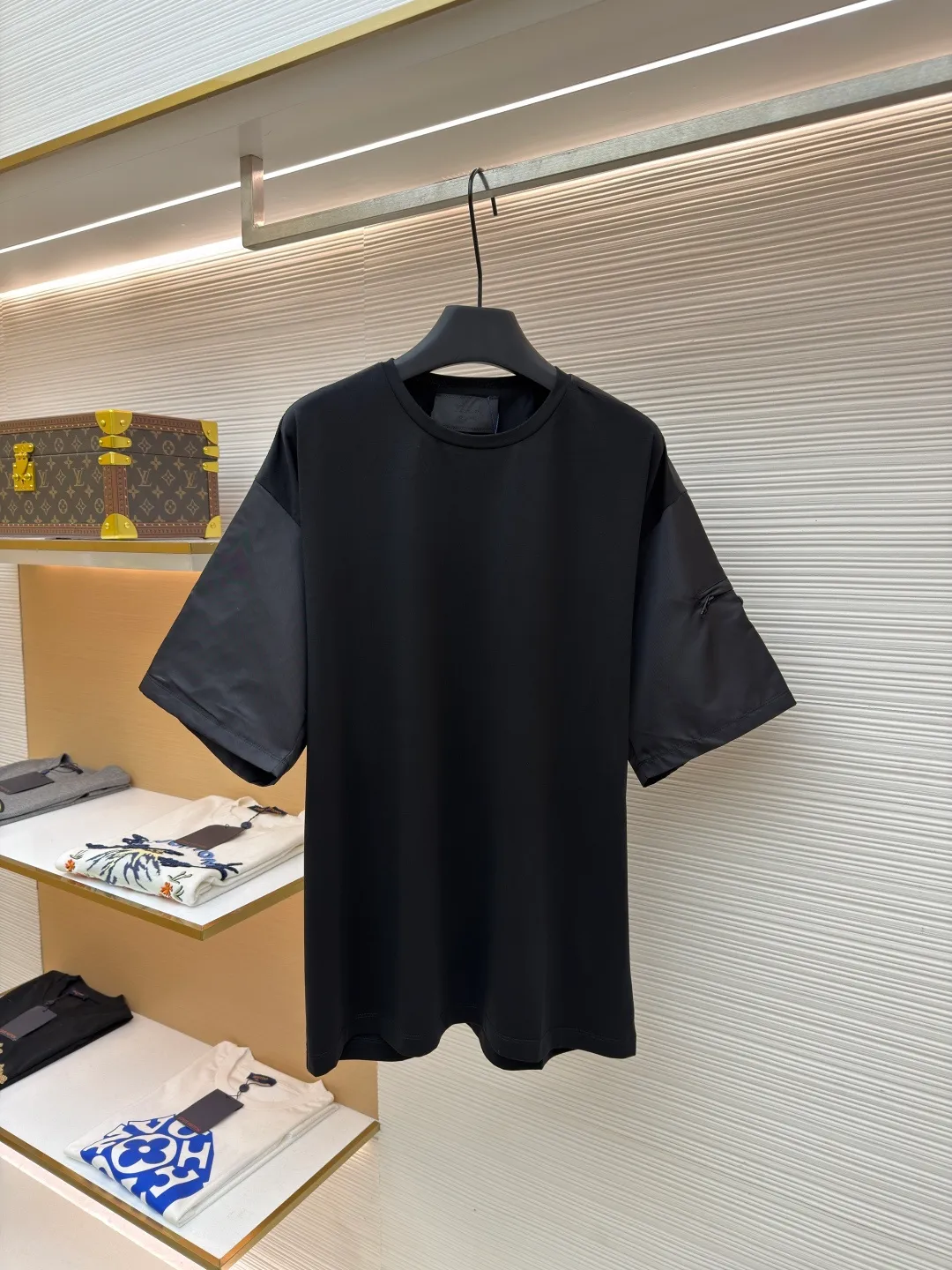 Prada triangle logo inlaid pocket short sleeves ●Original version: Purchased and developed at 9050 ●Item No.: 1682427-A15 ●Fabric: Helium-etched mercerized satin fabric ●Technology: Needle and shuttle stitching ●Color: Black ●Version: Fitted version ●Weight: about 285 grams ●Size: S-M-L-XL ●Description: Customized helium-etched mercerized satin, smooth and delicate, comfortable and close to the skin The iconic enameled triangular metal logo decorates the sleeves. Re-Nylon nylon fabric is used to embellish the square silhouette. Cross-disciplinary aesthetic grafting. Exquisite small pocket design highlights quality and style. It reveals a flexible and relaxed beauty. It is a picture of strolling in the city and deconstructs the attitude of the modern gentleman. The infrared positioning of the "Prada triangle mark" by an imported special machine is more precise and firm. Needle and shuttle stitching technology can make full use of the respective advantages of knitted fabrics and woven fabrics. By choosing the appropriate sewing process and stitches, it can ensure that the splicing parts are strong and beautiful. The template machine opens the bag. The preset template guides the position, shape and size of the bag opening. The accuracy ensures the quality of the bag opening effect. The overall wiring is straight and delicate, the fabric is comfortable and soft, and the color is consistent without color difference. It can be matched with the same style to create a fashionable look and control various occasions. Customized accessories, complete with three standards, same style for men and women!