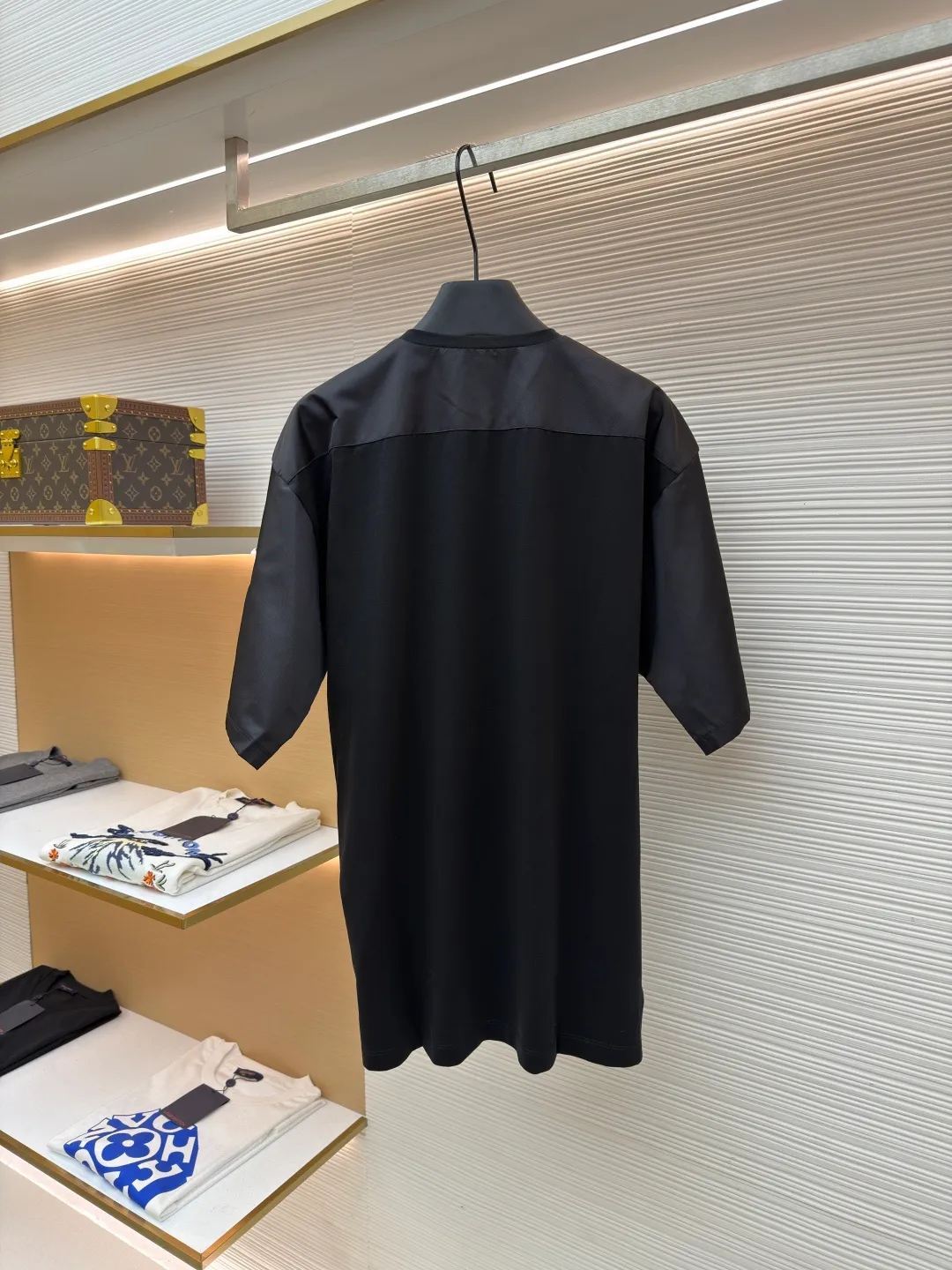 Prada triangle logo inlaid pocket short sleeves ●Original version: Purchased and developed at 9050 ●Item No.: 1682427-A15 ●Fabric: Helium-etched mercerized satin fabric ●Technology: Needle and shuttle stitching ●Color: Black ●Version: Fitted version ●Weight: about 285 grams ●Size: S-M-L-XL ●Description: Customized helium-etched mercerized satin, smooth and delicate, comfortable and close to the skin The iconic enameled triangular metal logo decorates the sleeves. Re-Nylon nylon fabric is used to embellish the square silhouette. Cross-disciplinary aesthetic grafting. Exquisite small pocket design highlights quality and style. It reveals a flexible and relaxed beauty. It is a picture of strolling in the city and deconstructs the attitude of the modern gentleman. The infrared positioning of the "Prada triangle mark" by an imported special machine is more precise and firm. Needle and shuttle stitching technology can make full use of the respective advantages of knitted fabrics and woven fabrics. By choosing the appropriate sewing process and stitches, it can ensure that the splicing parts are strong and beautiful. The template machine opens the bag. The preset template guides the position, shape and size of the bag opening. The accuracy ensures the quality of the bag opening effect. The overall wiring is straight and delicate, the fabric is comfortable and soft, and the color is consistent without color difference. It can be matched with the same style to create a fashionable look and control various occasions. Customized accessories, complete with three standards, same style for men and women!