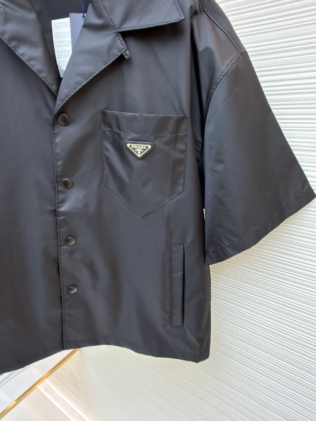 Prada triangle logo short-sleeved shirt ●Original version: Purchased and developed for 11700 ●Item number: 1682391-A50 ●Fabric: Regenerated nylon fabric ●Technology: Positioning cutting machine production ●Color: black ●Version: Fitted version ●Weight: about 280 grams ●Size: S-M-L-XL ●Description: Customized regenerated nylon yarn fabric, smooth and delicate, comfortable and close to the skin, a touch of simple white, as pure as ever, elegant and self-evident The iconic triangle logo embellishes the chest, highlighting the elegance and nobility of the brand. The distinctive bowling shirt-style collar meets precision snap buttons, a two-way deconstruction of elegance and power, using deconstruction to redefine the rational romance of modern men's clothing. The infrared positioning of the "Prada triangle mark" by an imported special machine is more accurate. It is firm and strong, and the three-dimensional cutting of the human body returns to the traditional craftsmanship through segmentation, folding, shrinking and stretching. The so-called slow work produces fine work, which is the respect for the material and the pursuit of hand feel. The workmanship is complex and tedious, slow in time and high in loss. The use of side-turning and embedded stitching stitching technology can provide high-quality stitching results that are smooth and neat. The overall wiring is straight and delicate, the fabric is comfortable and soft, and the color is consistent without color difference. It can be matched with the same style to create a fashionable look and control various occasions. Customized accessories, complete with three standards, same style for men and women!