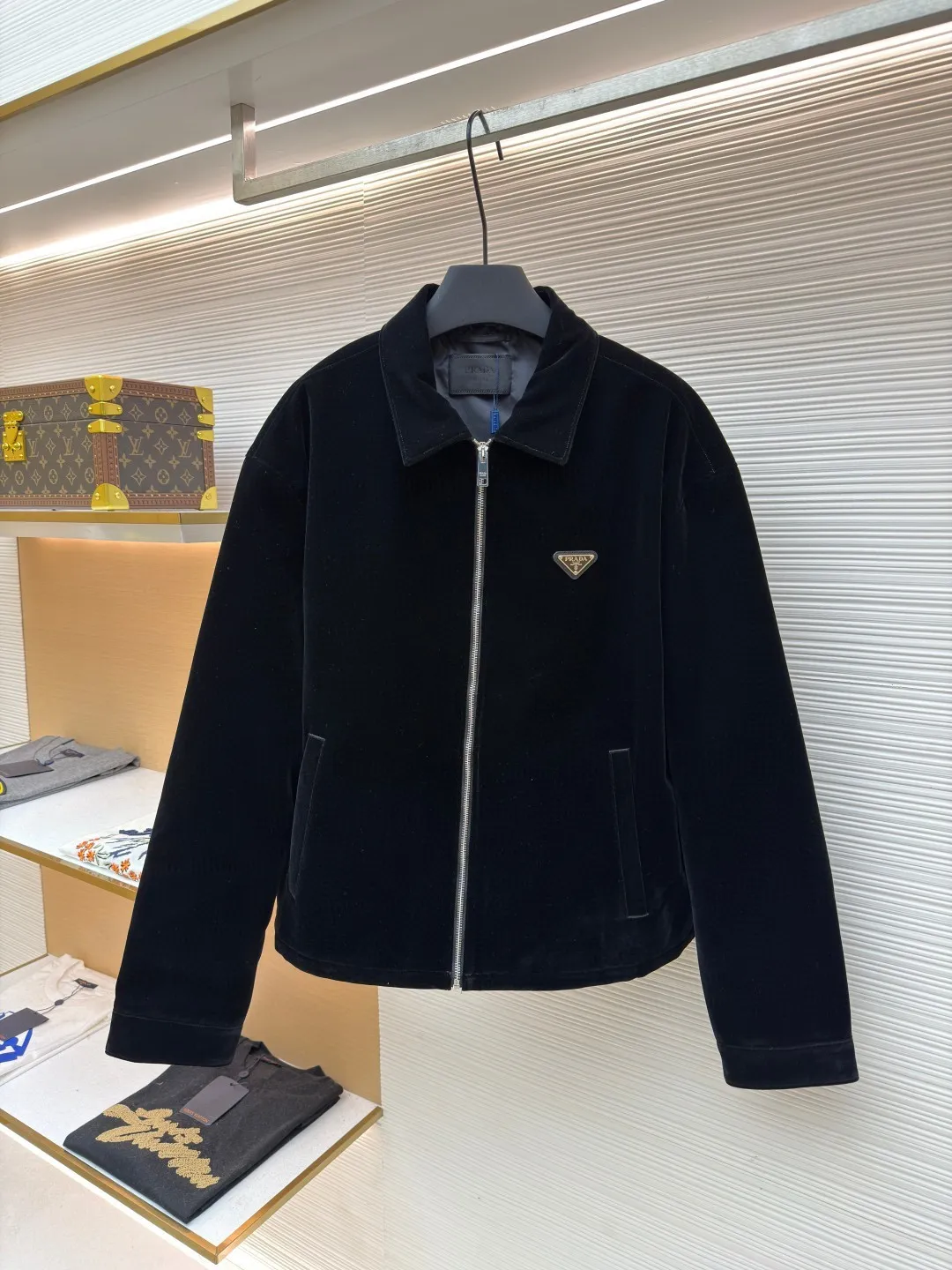 Prada triangle logo velvet jacket ●Original version: Purchased and developed for 22800 ●Item number: 1681803-B35 ●Fabric: soft mist velvet cotton fabric ●Technology: infrared positioning production ●Color: black ●Version: fitted version ●Weight: about 760 grams ●Size: S-M-L-XL ●Description: Customized soft mist velvet cotton Soft as clouds, comfortable and skin-friendly, with calm jet black as the main color Gradient luster appears under different lights. It converges like a lake in the middle of the night. The iconic enamel-coated metal triangle logo on the chest is the concentration of Prada’s century-old gene. The full-length metal zipper cuts the drape of velvet satin vertically, proving that high-end design is hidden in the details. There is no need to be exaggerated. The details speak for themselves. The low-key publicity is engraved in the bones, giving every turn a sense of high-end symbols. The imported special machine infrared positioning "Prada Triangle Logo" is used to position it more accurately. Firm and strong, the template machine opens the bag. The preset template guides the position, shape and size of the bag. The accuracy ensures the quality of the bag opening effect. The fabrics have been carefully washed. It has a better hand feel and texture. It is not easy to deform, not easy to shrink, not easy to fade, and maintains long-term beauty. The overall wiring is straight and delicate, the fabric is comfortable and soft, and the color is consistent without color difference. It can be matched with the same style to create a fashionable look and control various occasions. Customized accessories, complete with three standards, same style for men and women!