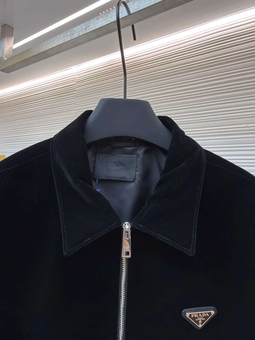 Prada triangle logo velvet jacket ●Original version: Purchased and developed for 22800 ●Item number: 1681803-B35 ●Fabric: soft mist velvet cotton fabric ●Technology: infrared positioning production ●Color: black ●Version: fitted version ●Weight: about 760 grams ●Size: S-M-L-XL ●Description: Customized soft mist velvet cotton Soft as clouds, comfortable and skin-friendly, with calm jet black as the main color Gradient luster appears under different lights. It converges like a lake in the middle of the night. The iconic enamel-coated metal triangle logo on the chest is the concentration of Prada’s century-old gene. The full-length metal zipper cuts the drape of velvet satin vertically, proving that high-end design is hidden in the details. There is no need to be exaggerated. The details speak for themselves. The low-key publicity is engraved in the bones, giving every turn a sense of high-end symbols. The imported special machine infrared positioning "Prada Triangle Logo" is used to position it more accurately. Firm and strong, the template machine opens the bag. The preset template guides the position, shape and size of the bag. The accuracy ensures the quality of the bag opening effect. The fabrics have been carefully washed. It has a better hand feel and texture. It is not easy to deform, not easy to shrink, not easy to fade, and maintains long-term beauty. The overall wiring is straight and delicate, the fabric is comfortable and soft, and the color is consistent without color difference. It can be matched with the same style to create a fashionable look and control various occasions. Customized accessories, complete with three standards, same style for men and women!