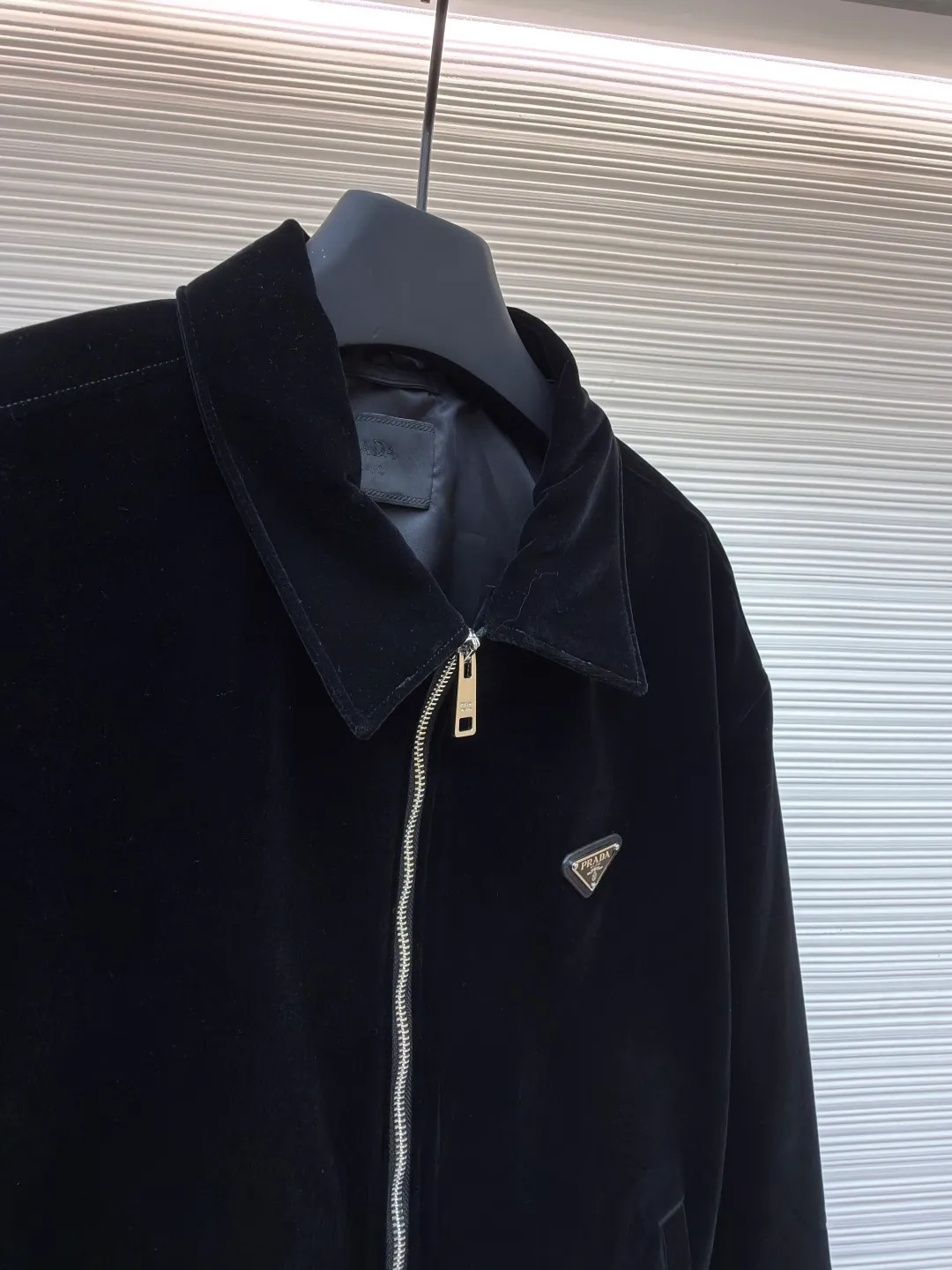 Prada triangle logo velvet jacket ●Original version: Purchased and developed for 22800 ●Item number: 1681803-B35 ●Fabric: soft mist velvet cotton fabric ●Technology: infrared positioning production ●Color: black ●Version: fitted version ●Weight: about 760 grams ●Size: S-M-L-XL ●Description: Customized soft mist velvet cotton Soft as clouds, comfortable and skin-friendly, with calm jet black as the main color Gradient luster appears under different lights. It converges like a lake in the middle of the night. The iconic enamel-coated metal triangle logo on the chest is the concentration of Prada’s century-old gene. The full-length metal zipper cuts the drape of velvet satin vertically, proving that high-end design is hidden in the details. There is no need to be exaggerated. The details speak for themselves. The low-key publicity is engraved in the bones, giving every turn a sense of high-end symbols. The imported special machine infrared positioning "Prada Triangle Logo" is used to position it more accurately. Firm and strong, the template machine opens the bag. The preset template guides the position, shape and size of the bag. The accuracy ensures the quality of the bag opening effect. The fabrics have been carefully washed. It has a better hand feel and texture. It is not easy to deform, not easy to shrink, not easy to fade, and maintains long-term beauty. The overall wiring is straight and delicate, the fabric is comfortable and soft, and the color is consistent without color difference. It can be matched with the same style to create a fashionable look and control various occasions. Customized accessories, complete with three standards, same style for men and women!