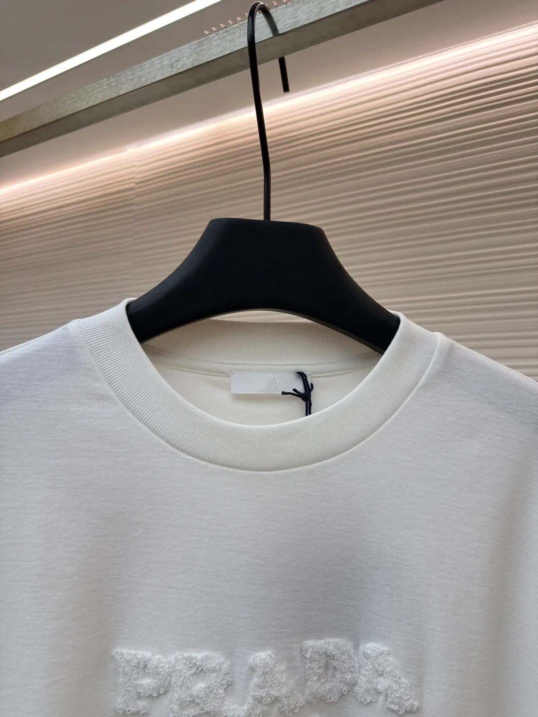 Prada terry embroidered short sleeves ●Original version: Purchased and developed for 10700 ●Item number: 1682424-X95 ●Fabric: double-woven satin fabric ●Technology: terry embroidered production ●Color: white ●Version: Fitted version ●Weight: about 265 grams ●Size: S-M-L-XL ●Description: Customized dense double-woven satin with excellent texture, comfortable and flawless tones, pure and elegant Its ingenious and homogeneous towel embroidered Prada logo adds brand recognition without being complicated. It can lead the fashion trend with just one color and is a versatile item. Using towel embroidery technology, a traditional hand-made embroidery technology, the embroidery is carried out using needle methods and completed by changing the hooking action of a special machine head. The coils are interlocked one by one, thus bringing a towel-like texture and effect. The fabrics have been washed and have a better hand feel and texture. It is not easy to deform, shrink or fade, and maintains long-term beauty. The overall wiring is straight and delicate, the fabric is comfortable and soft, and the color is consistent without color difference. It can be matched with the same style to create a fashionable look and control various occasions. Customized accessories, complete with three standards, same style for men and women!