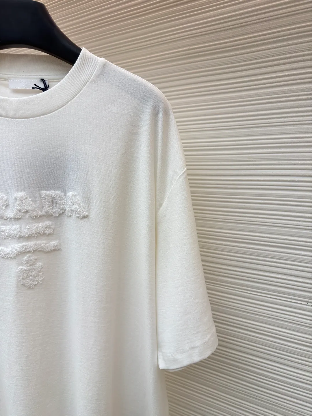 Prada terry embroidered short sleeves ●Original version: Purchased and developed for 10700 ●Item number: 1682424-X95 ●Fabric: double-woven satin fabric ●Technology: terry embroidered production ●Color: white ●Version: Fitted version ●Weight: about 265 grams ●Size: S-M-L-XL ●Description: Customized dense double-woven satin with excellent texture, comfortable and flawless tones, pure and elegant Its ingenious and homogeneous towel embroidered Prada logo adds brand recognition without being complicated. It can lead the fashion trend with just one color and is a versatile item. Using towel embroidery technology, a traditional hand-made embroidery technology, the embroidery is carried out using needle methods and completed by changing the hooking action of a special machine head. The coils are interlocked one by one, thus bringing a towel-like texture and effect. The fabrics have been washed and have a better hand feel and texture. It is not easy to deform, shrink or fade, and maintains long-term beauty. The overall wiring is straight and delicate, the fabric is comfortable and soft, and the color is consistent without color difference. It can be matched with the same style to create a fashionable look and control various occasions. Customized accessories, complete with three standards, same style for men and women!