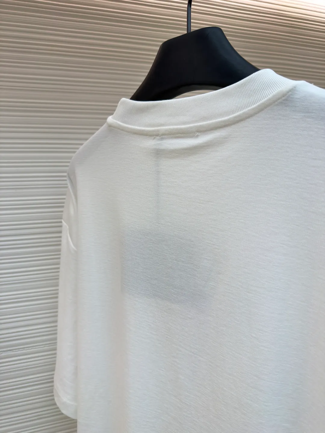 Prada terry embroidered short sleeves ●Original version: Purchased and developed for 10700 ●Item number: 1682424-X95 ●Fabric: double-woven satin fabric ●Technology: terry embroidered production ●Color: white ●Version: Fitted version ●Weight: about 265 grams ●Size: S-M-L-XL ●Description: Customized dense double-woven satin with excellent texture, comfortable and flawless tones, pure and elegant Its ingenious and homogeneous towel embroidered Prada logo adds brand recognition without being complicated. It can lead the fashion trend with just one color and is a versatile item. Using towel embroidery technology, a traditional hand-made embroidery technology, the embroidery is carried out using needle methods and completed by changing the hooking action of a special machine head. The coils are interlocked one by one, thus bringing a towel-like texture and effect. The fabrics have been washed and have a better hand feel and texture. It is not easy to deform, shrink or fade, and maintains long-term beauty. The overall wiring is straight and delicate, the fabric is comfortable and soft, and the color is consistent without color difference. It can be matched with the same style to create a fashionable look and control various occasions. Customized accessories, complete with three standards, same style for men and women!