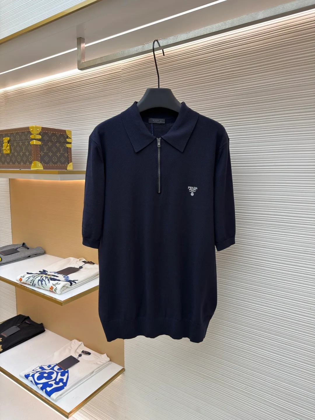 Prada embroidered woolen zipper Polo shirt ●Original version: Purchased and developed for 14200 ●Item number: 1682421-A50 ●Fabric: Custom-woven velvet fabric ●Technology: Woolen production ●Color: Navy blue ●Version: Fitted version ●Weight: about 255 grams ●Size: 48-50-52-54 ●Description: 18-needle German woven velvet 80 ultra-fine wool After 8 layers of anti-pilling treatment, it is comfortable, breathable, crisp and stylish. The iconic Prada embroidery logo is embellished on the front. It is sublimated by combining the logo sweater and the zippered Polo shirt. The three-dimensional silhouette optimizes the body proportions. Every strand of fiber contains a low-key luxury brilliance. The temperament is slim. The fashionable and versatile model uses imported machine embroidery technology. Use advanced computer control systems and sophisticated mechanical components to realize Prada embroidery operations with high precision and smooth and delicate lines. Using three-dimensional seam stitching, it uses a specific sewing method at the seams to make the clothes appear more three-dimensional and fit the body. The workmanship is cumbersome and complicated, and the ready-made clothes are washed with softening and deodorizing processes. The clothes are deeply cleaned and deodorized through professional washing equipment and specific detergents to improve the feel and appearance of the clothes. The overall wiring is straight and delicate, the fabric is comfortable and soft, and the color is consistent without color difference. It can be matched with the same style to create a fashionable look and control various occasions. Customized accessories, complete with three standards, same style for men and women!