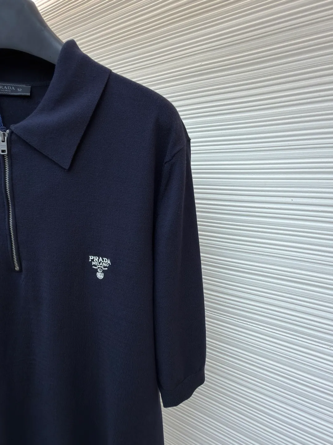 Prada embroidered woolen zipper Polo shirt ●Original version: Purchased and developed for 14200 ●Item number: 1682421-A50 ●Fabric: Custom-woven velvet fabric ●Technology: Woolen production ●Color: Navy blue ●Version: Fitted version ●Weight: about 255 grams ●Size: 48-50-52-54 ●Description: 18-needle German woven velvet 80 ultra-fine wool After 8 layers of anti-pilling treatment, it is comfortable, breathable, crisp and stylish. The iconic Prada embroidery logo is embellished on the front. It is sublimated by combining the logo sweater and the zippered Polo shirt. The three-dimensional silhouette optimizes the body proportions. Every strand of fiber contains a low-key luxury brilliance. The temperament is slim. The fashionable and versatile model uses imported machine embroidery technology. Use advanced computer control systems and sophisticated mechanical components to realize Prada embroidery operations with high precision and smooth and delicate lines. Using three-dimensional seam stitching, it uses a specific sewing method at the seams to make the clothes appear more three-dimensional and fit the body. The workmanship is cumbersome and complicated, and the ready-made clothes are washed with softening and deodorizing processes. The clothes are deeply cleaned and deodorized through professional washing equipment and specific detergents to improve the feel and appearance of the clothes. The overall wiring is straight and delicate, the fabric is comfortable and soft, and the color is consistent without color difference. It can be matched with the same style to create a fashionable look and control various occasions. Customized accessories, complete with three standards, same style for men and women!