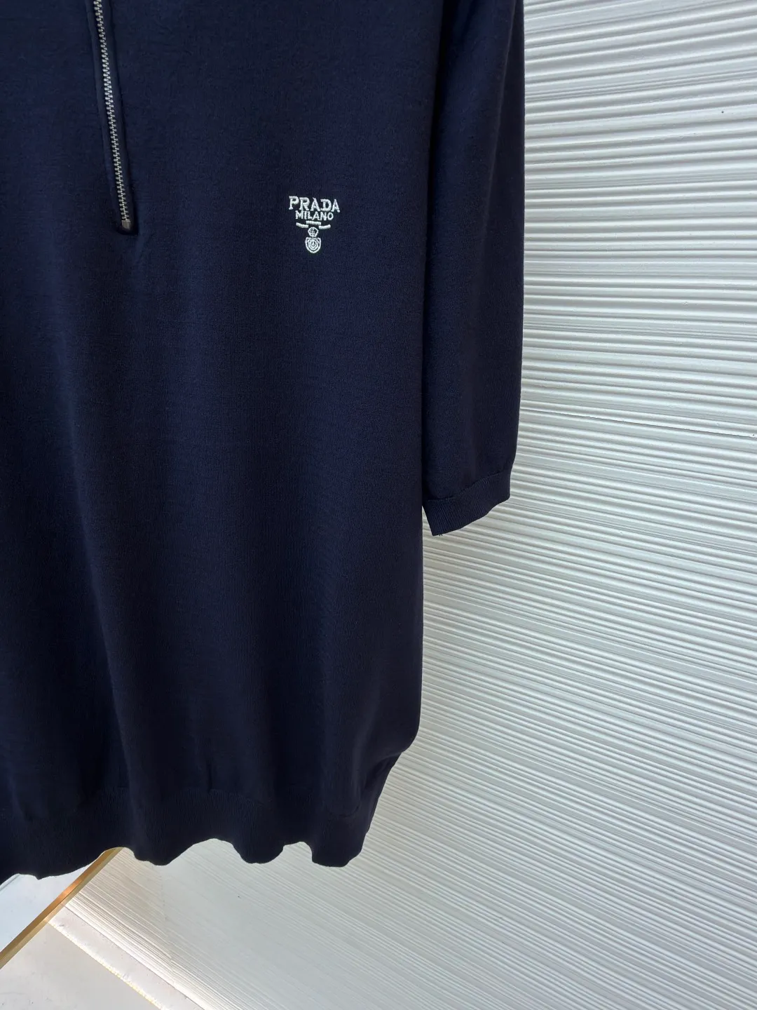 Prada embroidered woolen zipper Polo shirt ●Original version: Purchased and developed for 14200 ●Item number: 1682421-A50 ●Fabric: Custom-woven velvet fabric ●Technology: Woolen production ●Color: Navy blue ●Version: Fitted version ●Weight: about 255 grams ●Size: 48-50-52-54 ●Description: 18-needle German woven velvet 80 ultra-fine wool After 8 layers of anti-pilling treatment, it is comfortable, breathable, crisp and stylish. The iconic Prada embroidery logo is embellished on the front. It is sublimated by combining the logo sweater and the zippered Polo shirt. The three-dimensional silhouette optimizes the body proportions. Every strand of fiber contains a low-key luxury brilliance. The temperament is slim. The fashionable and versatile model uses imported machine embroidery technology. Use advanced computer control systems and sophisticated mechanical components to realize Prada embroidery operations with high precision and smooth and delicate lines. Using three-dimensional seam stitching, it uses a specific sewing method at the seams to make the clothes appear more three-dimensional and fit the body. The workmanship is cumbersome and complicated, and the ready-made clothes are washed with softening and deodorizing processes. The clothes are deeply cleaned and deodorized through professional washing equipment and specific detergents to improve the feel and appearance of the clothes. The overall wiring is straight and delicate, the fabric is comfortable and soft, and the color is consistent without color difference. It can be matched with the same style to create a fashionable look and control various occasions. Customized accessories, complete with three standards, same style for men and women!