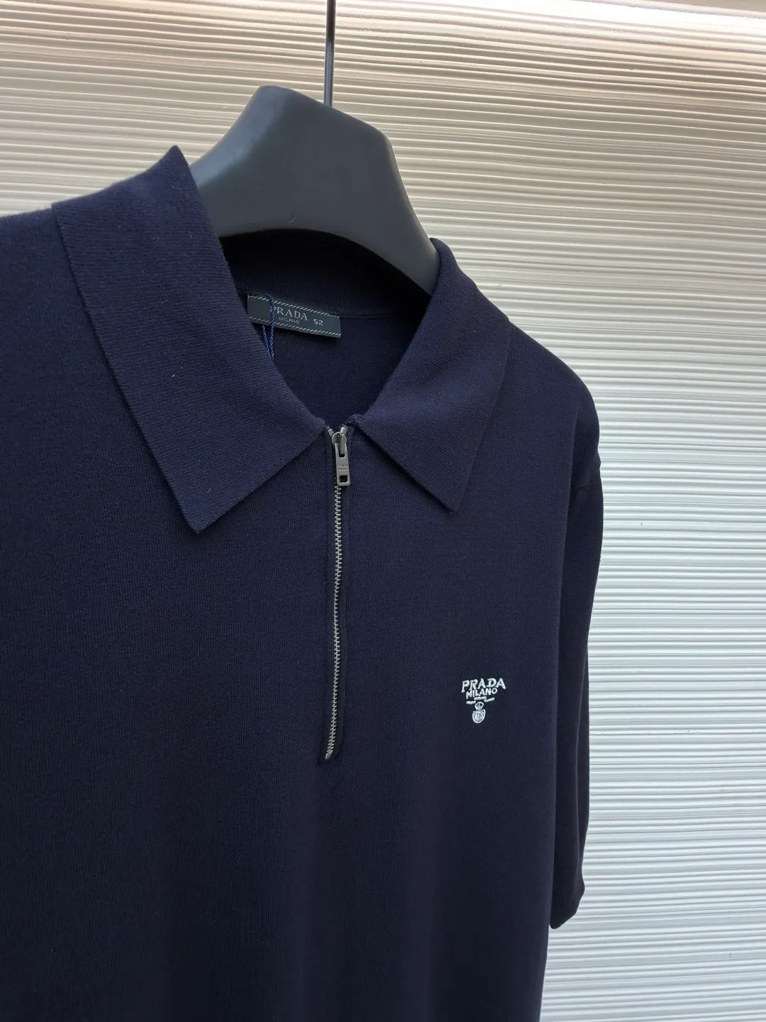 Prada embroidered woolen zipper Polo shirt ●Original version: Purchased and developed for 14200 ●Item number: 1682421-A50 ●Fabric: Custom-woven velvet fabric ●Technology: Woolen production ●Color: Navy blue ●Version: Fitted version ●Weight: about 255 grams ●Size: 48-50-52-54 ●Description: 18-needle German woven velvet 80 ultra-fine wool After 8 layers of anti-pilling treatment, it is comfortable, breathable, crisp and stylish. The iconic Prada embroidery logo is embellished on the front. It is sublimated by combining the logo sweater and the zippered Polo shirt. The three-dimensional silhouette optimizes the body proportions. Every strand of fiber contains a low-key luxury brilliance. The temperament is slim. The fashionable and versatile model uses imported machine embroidery technology. Use advanced computer control systems and sophisticated mechanical components to realize Prada embroidery operations with high precision and smooth and delicate lines. Using three-dimensional seam stitching, it uses a specific sewing method at the seams to make the clothes appear more three-dimensional and fit the body. The workmanship is cumbersome and complicated, and the ready-made clothes are washed with softening and deodorizing processes. The clothes are deeply cleaned and deodorized through professional washing equipment and specific detergents to improve the feel and appearance of the clothes. The overall wiring is straight and delicate, the fabric is comfortable and soft, and the color is consistent without color difference. It can be matched with the same style to create a fashionable look and control various occasions. Customized accessories, complete with three standards, same style for men and women!
