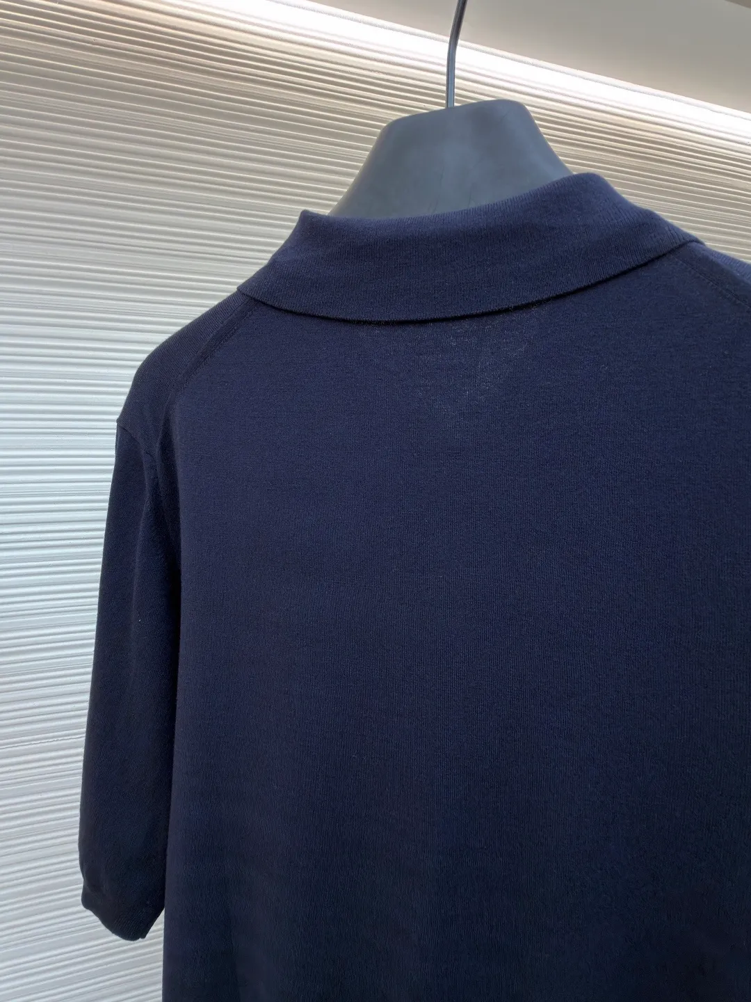 Prada embroidered woolen zipper Polo shirt ●Original version: Purchased and developed for 14200 ●Item number: 1682421-A50 ●Fabric: Custom-woven velvet fabric ●Technology: Woolen production ●Color: Navy blue ●Version: Fitted version ●Weight: about 255 grams ●Size: 48-50-52-54 ●Description: 18-needle German woven velvet 80 ultra-fine wool After 8 layers of anti-pilling treatment, it is comfortable, breathable, crisp and stylish. The iconic Prada embroidery logo is embellished on the front. It is sublimated by combining the logo sweater and the zippered Polo shirt. The three-dimensional silhouette optimizes the body proportions. Every strand of fiber contains a low-key luxury brilliance. The temperament is slim. The fashionable and versatile model uses imported machine embroidery technology. Use advanced computer control systems and sophisticated mechanical components to realize Prada embroidery operations with high precision and smooth and delicate lines. Using three-dimensional seam stitching, it uses a specific sewing method at the seams to make the clothes appear more three-dimensional and fit the body. The workmanship is cumbersome and complicated, and the ready-made clothes are washed with softening and deodorizing processes. The clothes are deeply cleaned and deodorized through professional washing equipment and specific detergents to improve the feel and appearance of the clothes. The overall wiring is straight and delicate, the fabric is comfortable and soft, and the color is consistent without color difference. It can be matched with the same style to create a fashionable look and control various occasions. Customized accessories, complete with three standards, same style for men and women!