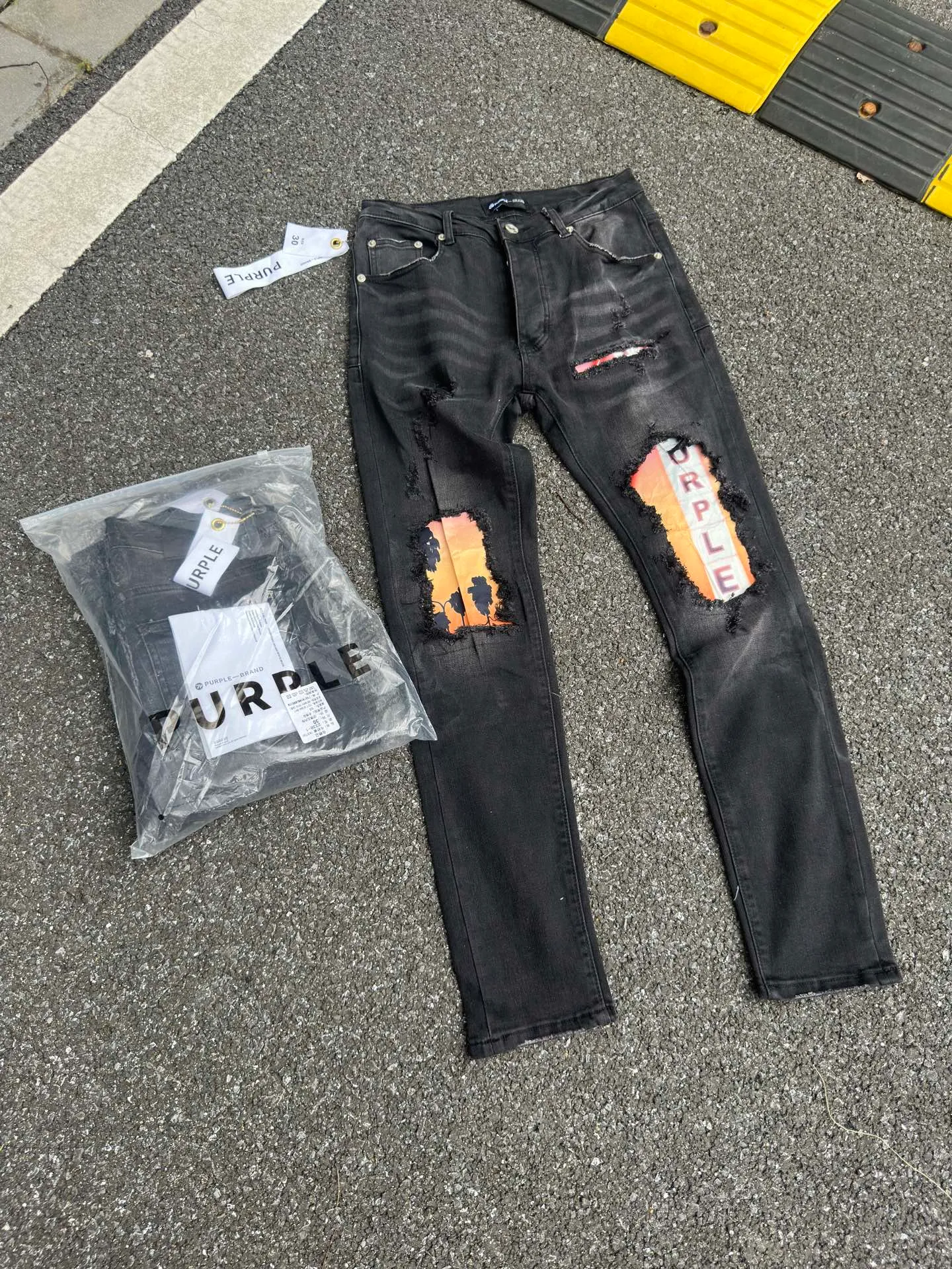 🅿️260 PU5 (the back pocket label will not be returned or exchanged once it is removed) Top foreign trade order Purple Brand hole printed stretch skinny jeans, same style for men and women. Accessories: complete accessories, all in original packaging, two tags and two labels on the back pocket, distinguishing the low-end version on the outside, hardware and buckles are aligned, authentic original with logo, aluminum alloy buckle, genuine printing inside the jeans pocket, every detail distinguishes any version on the market Fabric: Genuine pattern-making and standard genuine custom-made imported fabrics adopt unique washing and dyeing methods, and are individually hand-painted - hand-painted to make ripped micro-elastic jeans Color: black blue Code number: 28 30 32 34 36