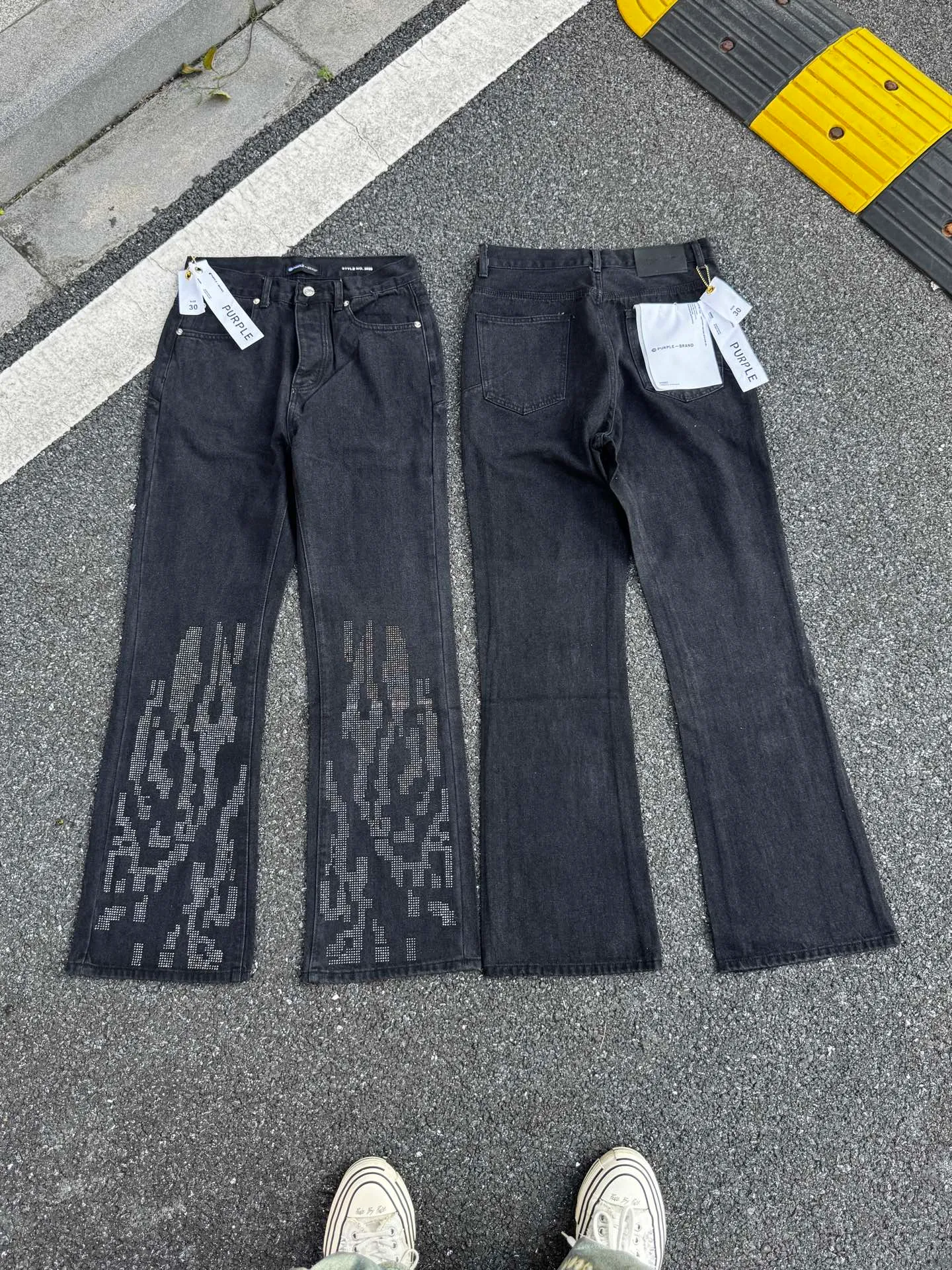 🅿️260 PU6 (the back pocket label will not be returned or exchanged once it is removed) Top foreign trade order Purple Brand hot diamond pattern micro-flare jeans, same style for men and women. Accessories: complete accessories, all in original packaging, two tags and two labels on the back pocket, distinguishing the low-end version on the outside, hardware and big buckles are aligned, authentic original with logo, aluminum alloy buckle, authentic printing inside the jeans pocket, every detail is a hit with any version on the market Fabric: Genuine pattern-making and authentic custom-made imported fabrics using unique washing and dyeing methods, and individually hand-painted - hand-painted ripped micro-elastic jeans Size: 28 30 32 34 36