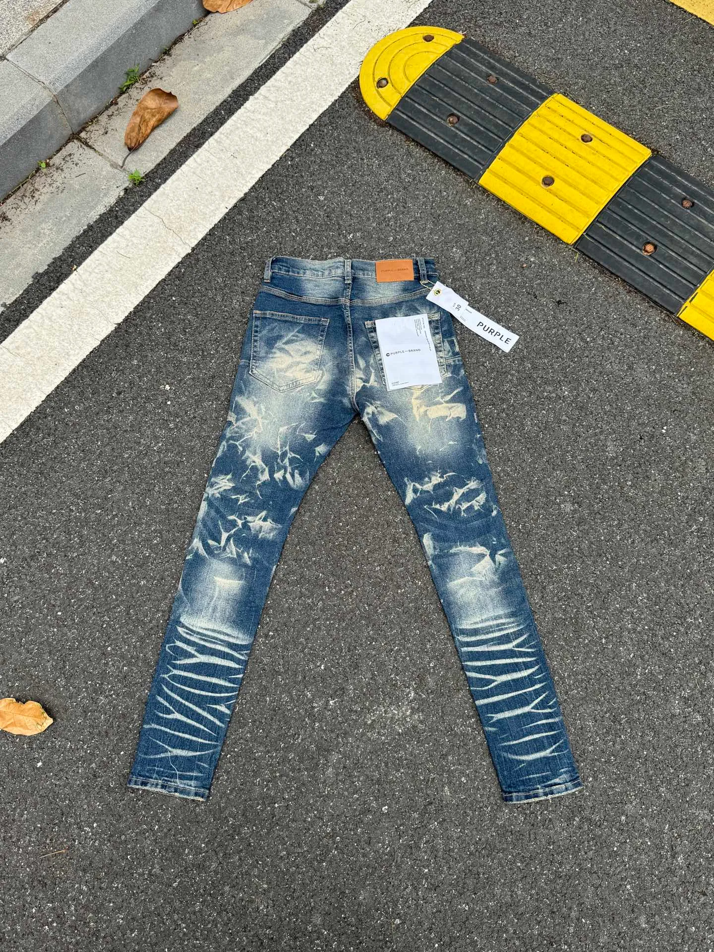 🅿️260 PU1 (the back pocket label will not be returned or exchanged once it is removed) Top foreign trade order Purple Brand ripped stretch skinny jeans, same style for men and women. Accessories: complete accessories, all in original packaging, two tags and two labels on the back pocket, distinguishing the low-end version on the outside, hardware and buckles are aligned, authentic original with logo, aluminum alloy buckle, authentic printing inside the jeans pocket, every detail is a hit with any version on the market Fabric: Genuine pattern-making and authentic custom-made imported fabrics using unique washing and dyeing methods, and individually hand-painted - hand-painted ripped micro-elastic jeans Size: 28 30 32 34 36