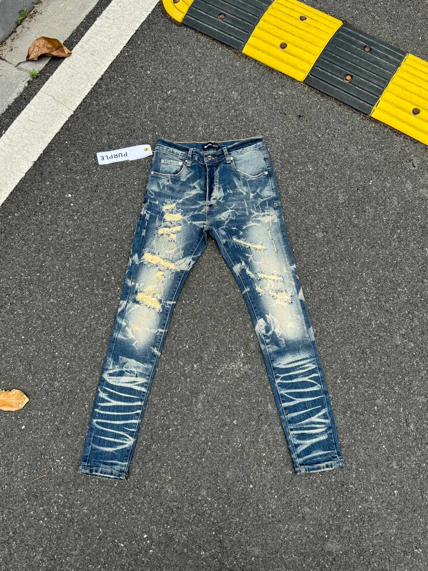 🅿️260 PU1 (the back pocket label will not be returned or exchanged once it is removed) Top foreign trade order Purple Brand ripped stretch skinny jeans, same style for men and women. Accessories: complete accessories, all in original packaging, two tags and two labels on the back pocket, distinguishing the low-end version on the outside, hardware and buckles are aligned, authentic original with logo, aluminum alloy buckle, authentic printing inside the jeans pocket, every detail is a hit with any version on the market Fabric: Genuine pattern-making and authentic custom-made imported fabrics using unique washing and dyeing methods, and individually hand-painted - hand-painted ripped micro-elastic jeans Size: 28 30 32 34 36