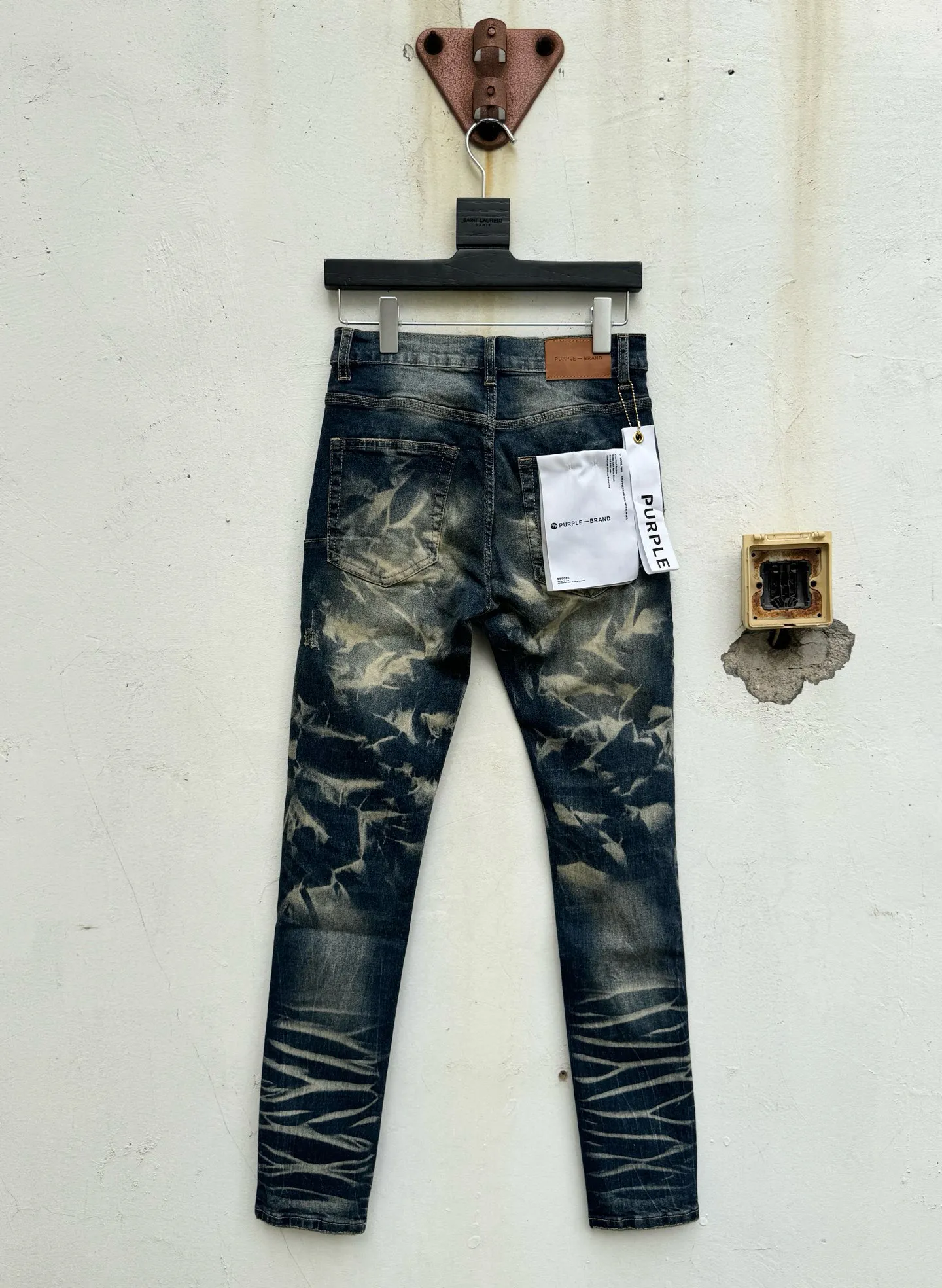 🅿️260 PU1 (the back pocket label will not be returned or exchanged once it is removed) Top foreign trade order Purple Brand ripped stretch skinny jeans, same style for men and women. Accessories: complete accessories, all in original packaging, two tags and two labels on the back pocket, distinguishing the low-end version on the outside, hardware and buckles are aligned, authentic original with logo, aluminum alloy buckle, authentic printing inside the jeans pocket, every detail is a hit with any version on the market Fabric: Genuine pattern-making and authentic custom-made imported fabrics using unique washing and dyeing methods, and individually hand-painted - hand-painted ripped micro-elastic jeans Size: 28 30 32 34 36