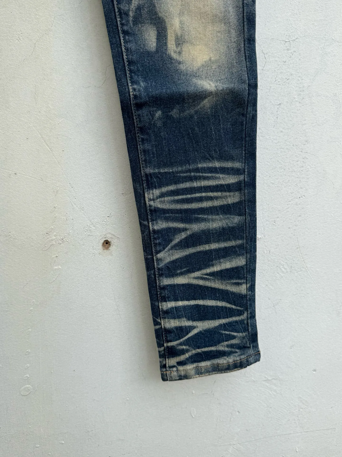 🅿️260 PU1 (the back pocket label will not be returned or exchanged once it is removed) Top foreign trade order Purple Brand ripped stretch skinny jeans, same style for men and women. Accessories: complete accessories, all in original packaging, two tags and two labels on the back pocket, distinguishing the low-end version on the outside, hardware and buckles are aligned, authentic original with logo, aluminum alloy buckle, authentic printing inside the jeans pocket, every detail is a hit with any version on the market Fabric: Genuine pattern-making and authentic custom-made imported fabrics using unique washing and dyeing methods, and individually hand-painted - hand-painted ripped micro-elastic jeans Size: 28 30 32 34 36