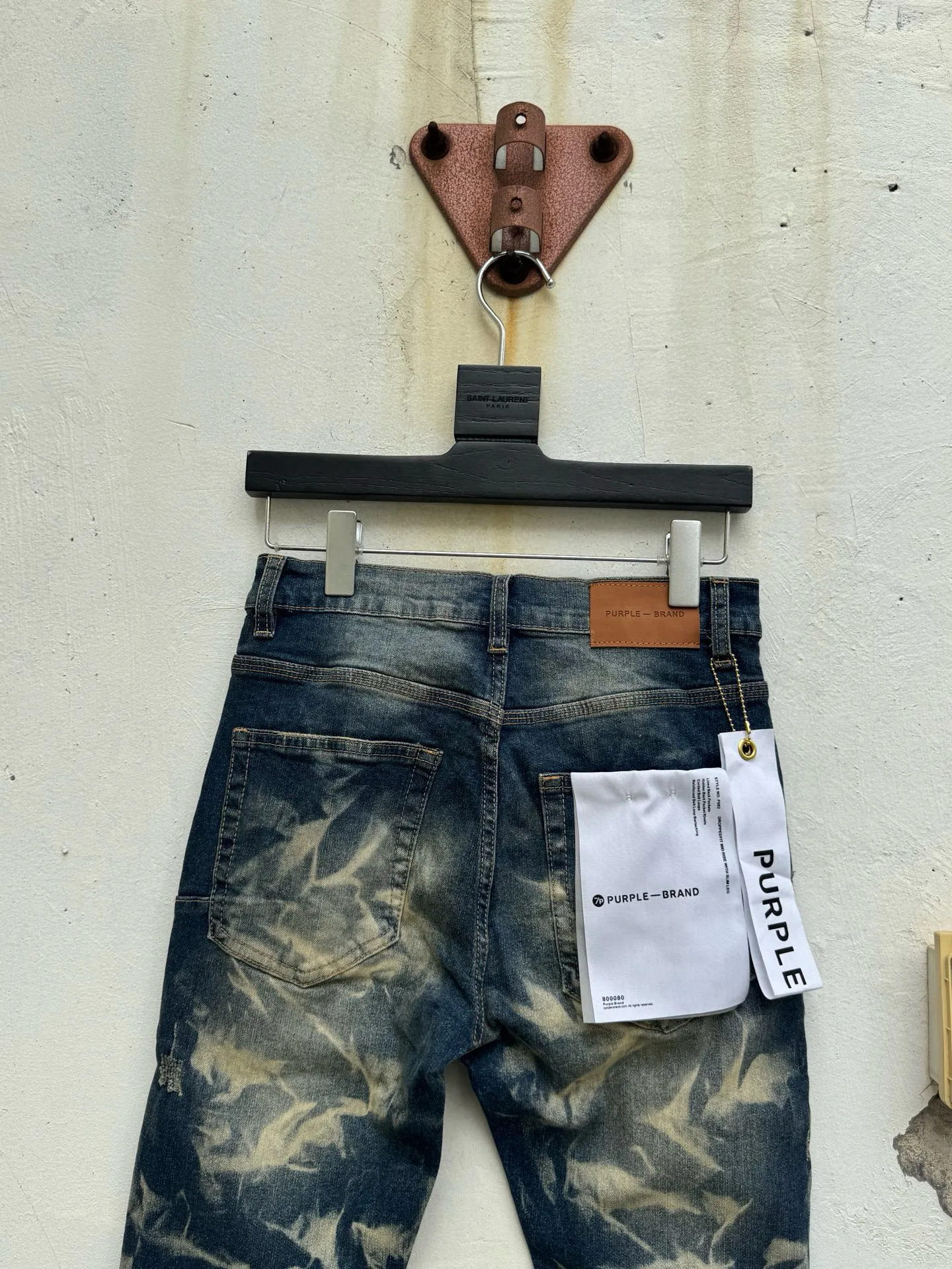 🅿️260 PU1 (the back pocket label will not be returned or exchanged once it is removed) Top foreign trade order Purple Brand ripped stretch skinny jeans, same style for men and women. Accessories: complete accessories, all in original packaging, two tags and two labels on the back pocket, distinguishing the low-end version on the outside, hardware and buckles are aligned, authentic original with logo, aluminum alloy buckle, authentic printing inside the jeans pocket, every detail is a hit with any version on the market Fabric: Genuine pattern-making and authentic custom-made imported fabrics using unique washing and dyeing methods, and individually hand-painted - hand-painted ripped micro-elastic jeans Size: 28 30 32 34 36