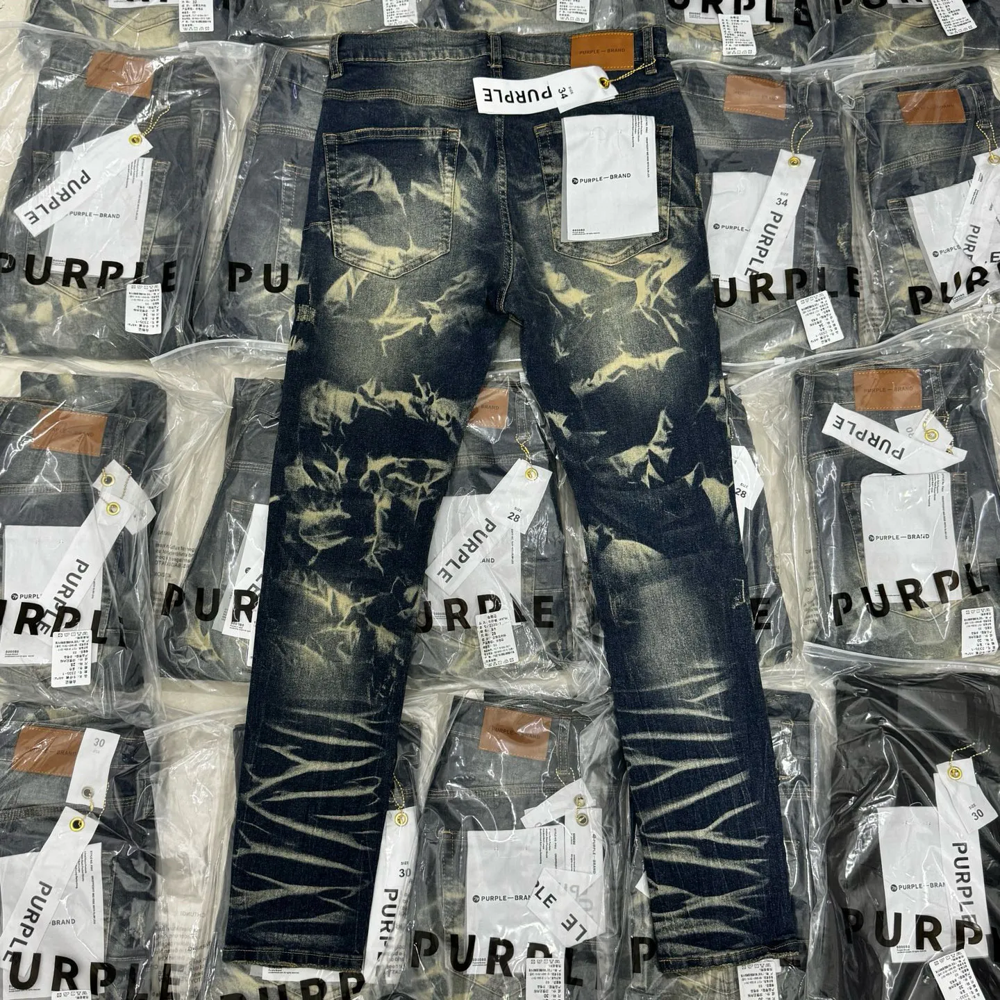 🅿️260 PU1 (the back pocket label will not be returned or exchanged once it is removed) Top foreign trade order Purple Brand ripped stretch skinny jeans, same style for men and women. Accessories: complete accessories, all in original packaging, two tags and two labels on the back pocket, distinguishing the low-end version on the outside, hardware and buckles are aligned, authentic original with logo, aluminum alloy buckle, authentic printing inside the jeans pocket, every detail is a hit with any version on the market Fabric: Genuine pattern-making and authentic custom-made imported fabrics using unique washing and dyeing methods, and individually hand-painted - hand-painted ripped micro-elastic jeans Size: 28 30 32 34 36