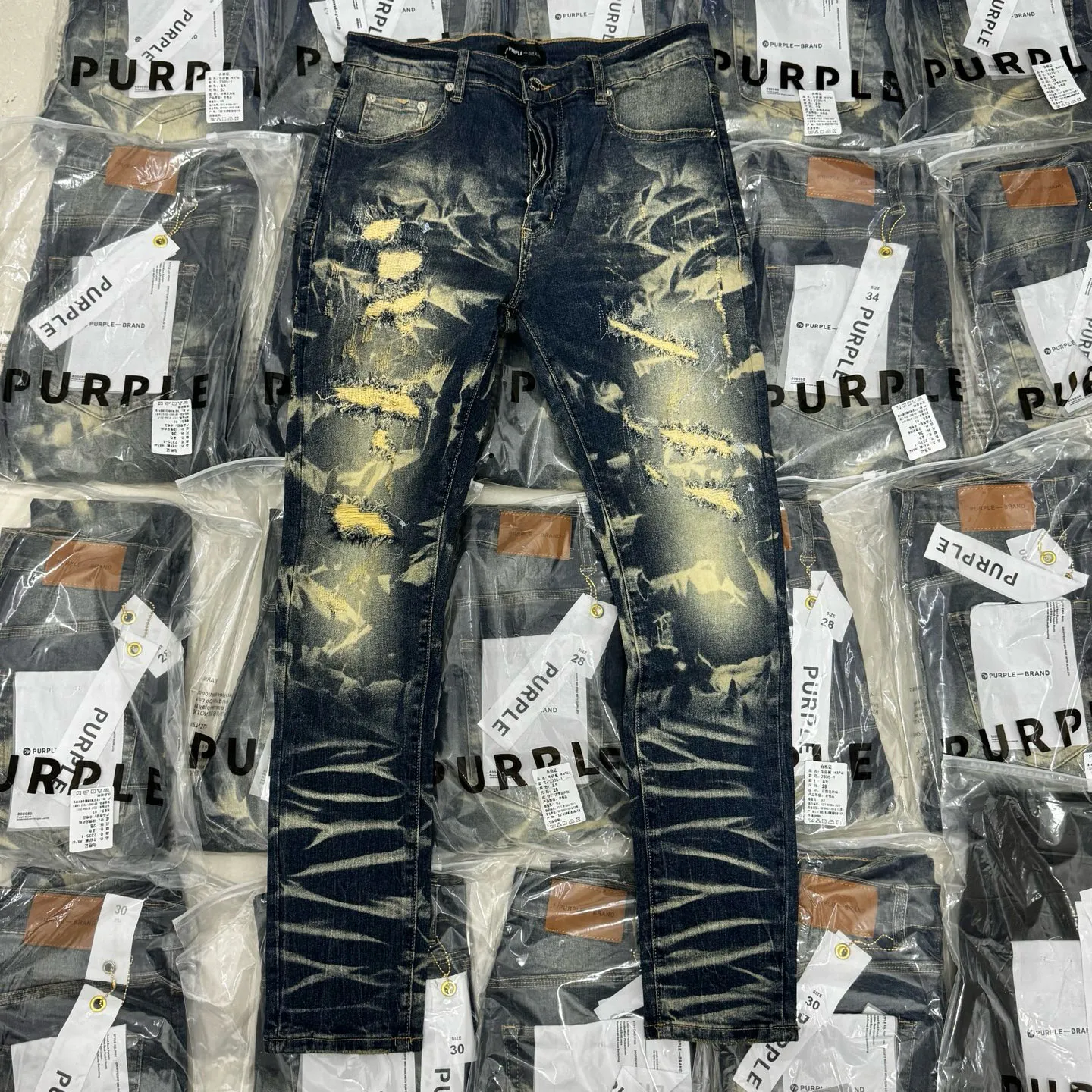 🅿️260 PU1 (the back pocket label will not be returned or exchanged once it is removed) Top foreign trade order Purple Brand ripped stretch skinny jeans, same style for men and women. Accessories: complete accessories, all in original packaging, two tags and two labels on the back pocket, distinguishing the low-end version on the outside, hardware and buckles are aligned, authentic original with logo, aluminum alloy buckle, authentic printing inside the jeans pocket, every detail is a hit with any version on the market Fabric: Genuine pattern-making and authentic custom-made imported fabrics using unique washing and dyeing methods, and individually hand-painted - hand-painted ripped micro-elastic jeans Size: 28 30 32 34 36