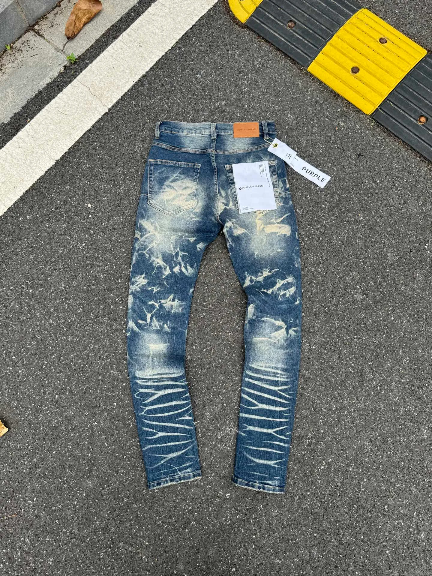 🅿️260 PU1 (the back pocket label will not be returned or exchanged once it is removed) Top foreign trade order Purple Brand ripped stretch skinny jeans, same style for men and women. Accessories: complete accessories, all in original packaging, two tags and two labels on the back pocket, distinguishing the low-end version on the outside, hardware and buckles are aligned, authentic original with logo, aluminum alloy buckle, authentic printing inside the jeans pocket, every detail is a hit with any version on the market Fabric: Genuine pattern-making and authentic custom-made imported fabrics using unique washing and dyeing methods, and individually hand-painted - hand-painted ripped micro-elastic jeans Size: 28 30 32 34 36