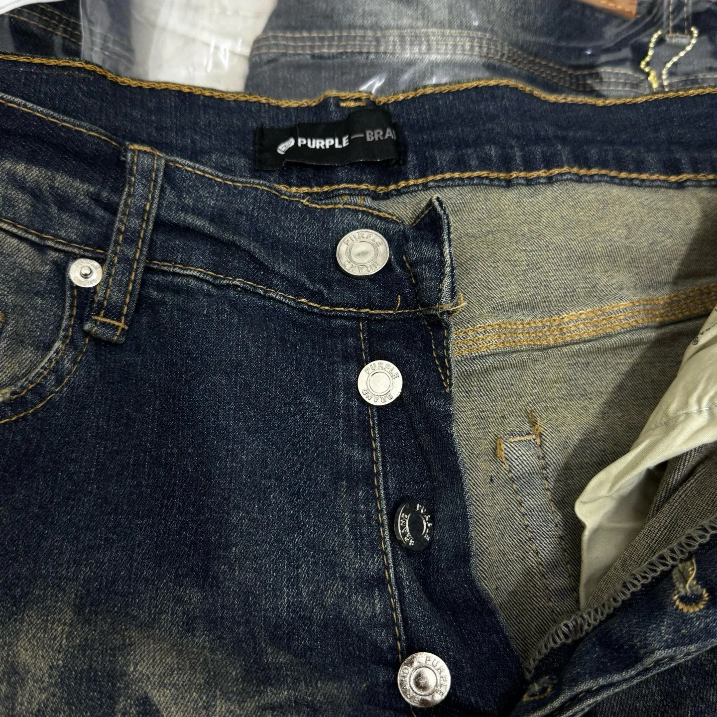 🅿️260 PU1 (the back pocket label will not be returned or exchanged once it is removed) Top foreign trade order Purple Brand ripped stretch skinny jeans, same style for men and women. Accessories: complete accessories, all in original packaging, two tags and two labels on the back pocket, distinguishing the low-end version on the outside, hardware and buckles are aligned, authentic original with logo, aluminum alloy buckle, authentic printing inside the jeans pocket, every detail is a hit with any version on the market Fabric: Genuine pattern-making and authentic custom-made imported fabrics using unique washing and dyeing methods, and individually hand-painted - hand-painted ripped micro-elastic jeans Size: 28 30 32 34 36