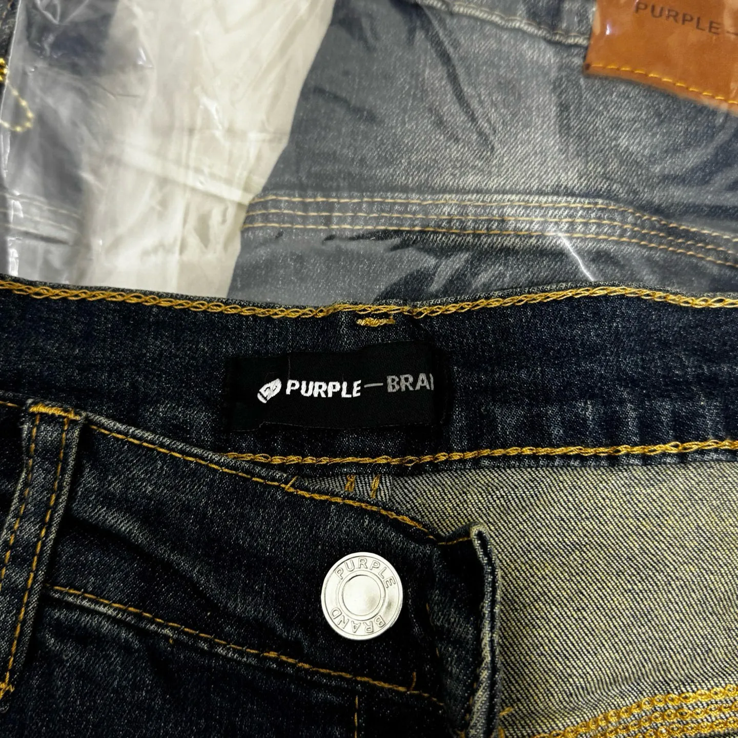 🅿️260 PU1 (the back pocket label will not be returned or exchanged once it is removed) Top foreign trade order Purple Brand ripped stretch skinny jeans, same style for men and women. Accessories: complete accessories, all in original packaging, two tags and two labels on the back pocket, distinguishing the low-end version on the outside, hardware and buckles are aligned, authentic original with logo, aluminum alloy buckle, authentic printing inside the jeans pocket, every detail is a hit with any version on the market Fabric: Genuine pattern-making and authentic custom-made imported fabrics using unique washing and dyeing methods, and individually hand-painted - hand-painted ripped micro-elastic jeans Size: 28 30 32 34 36