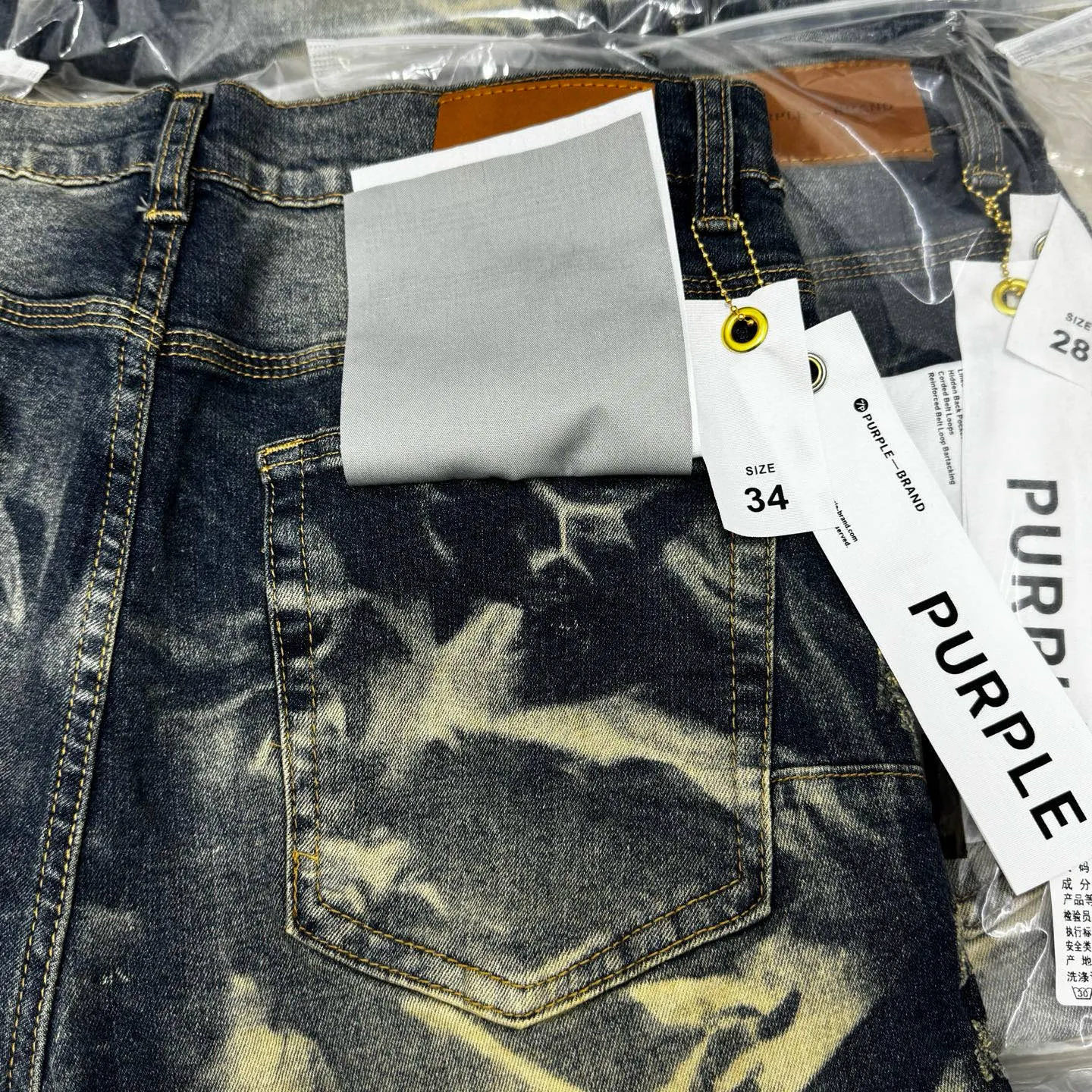 🅿️260 PU1 (the back pocket label will not be returned or exchanged once it is removed) Top foreign trade order Purple Brand ripped stretch skinny jeans, same style for men and women. Accessories: complete accessories, all in original packaging, two tags and two labels on the back pocket, distinguishing the low-end version on the outside, hardware and buckles are aligned, authentic original with logo, aluminum alloy buckle, authentic printing inside the jeans pocket, every detail is a hit with any version on the market Fabric: Genuine pattern-making and authentic custom-made imported fabrics using unique washing and dyeing methods, and individually hand-painted - hand-painted ripped micro-elastic jeans Size: 28 30 32 34 36