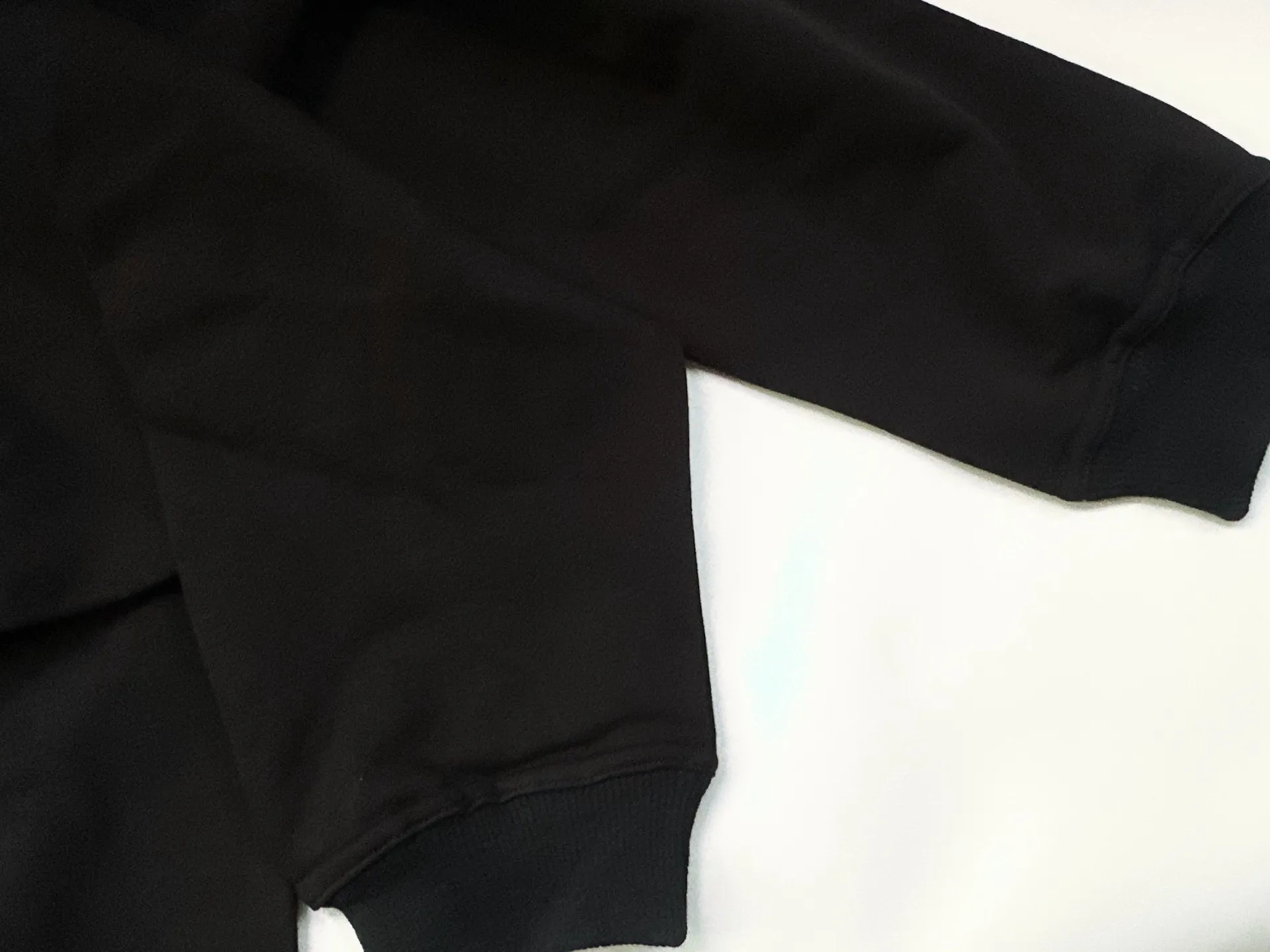 Style number: 8888 P246 RHUDE × PIRELLI Burning Aesthetics New Hooded Sweatshirt When the speed language of racing enters the fashion context, the cooperation between RHUDE and PIRELLI has become a precise and restrained cultural injection. 	 Suede printing process + using pure cotton terry brushed process fabric 450 grams, heavy upper body three-dimensional fluffy Size: (S-M-L-XL) Color: black