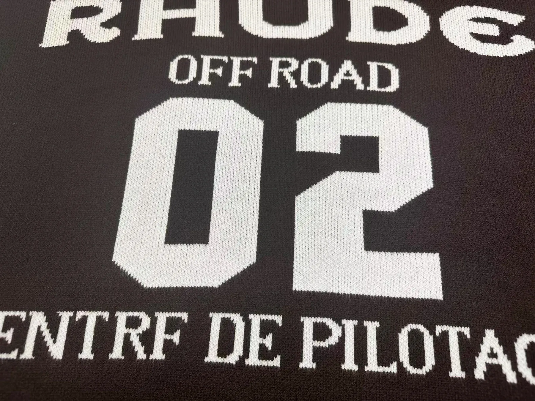 P240 Rhude new raglan sleeve contrasting printed letter crew neck sweater Color: brown and white Size: M L XL XXL
