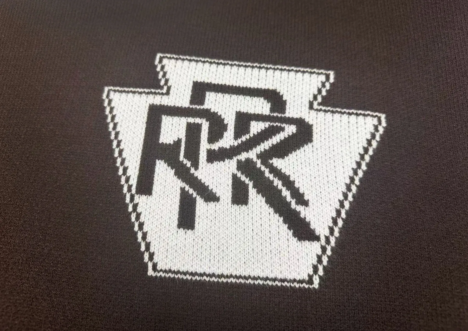 P240 Rhude new raglan sleeve contrasting printed letter crew neck sweater Color: brown and white Size: M L XL XXL