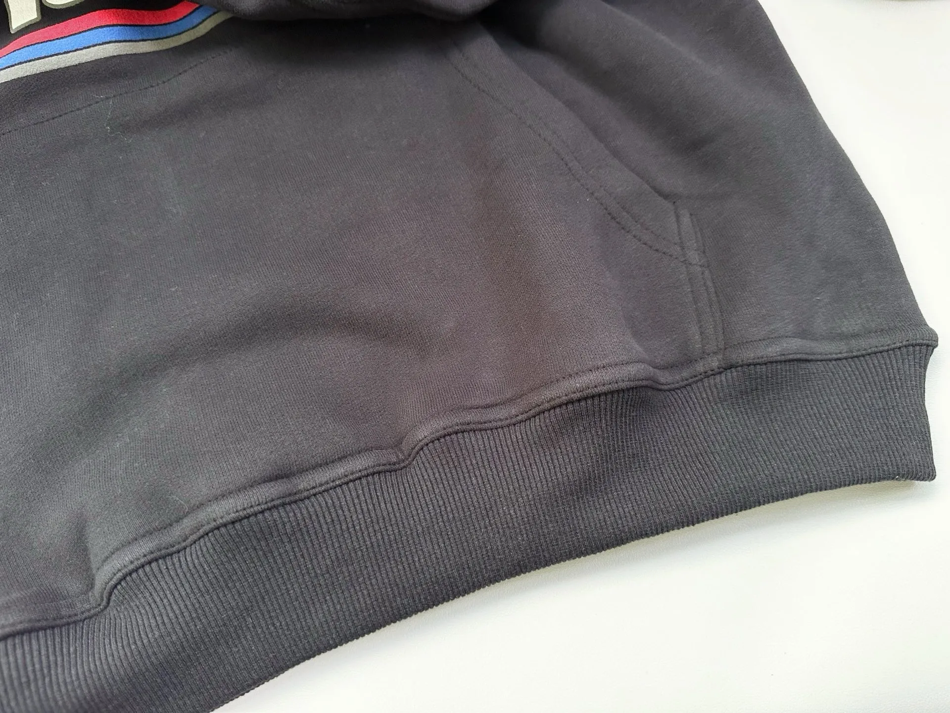 Style No.: 8889 P266 RHUDE New American racing 🏎️ style sweatshirt, high street loose washed hooded sweatshirt for men and women, multi-color suede foam printing process + using pure cotton washed terry brushed process fabric 450g, heavy upper body three-dimensional fluffy Size: (S-M-L-XL) Color: washed navy blue