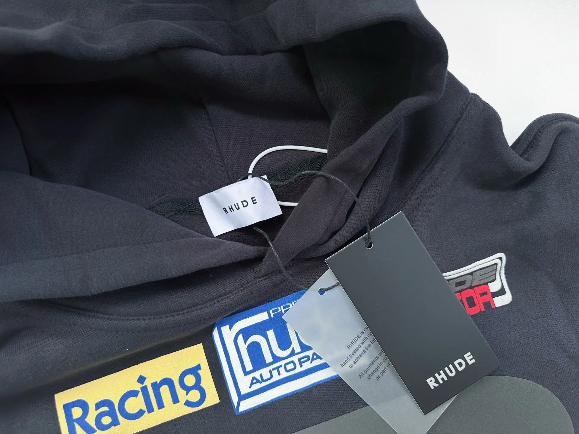 Style No.: 8889 P266 RHUDE New American racing 🏎️ style sweatshirt, high street loose washed hooded sweatshirt for men and women, multi-color suede foam printing process + using pure cotton washed terry brushed process fabric 450g, heavy upper body three-dimensional fluffy Size: (S-M-L-XL) Color: washed navy blue