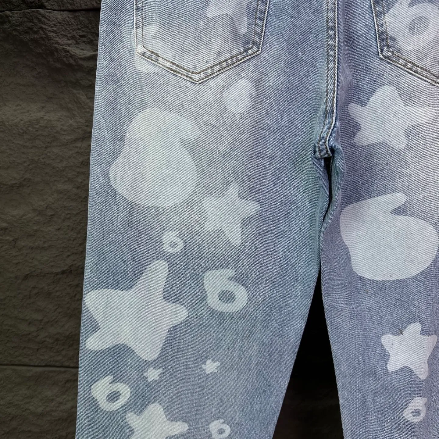 P210 Sp10der street fashion brand 2025 new white dark pattern big star print light blue washed distressed couple style loose straight jeans 🔥High version🔥High version🔥 Top ceiling quality Styles with different washed textures are very friendly to people with thin legs and thick legs. The straight and loose version is very flattering to the leg shape. Moderate length that never goes out of style, easy and casual to match, basic styling for various styles, a must-have in the wardrobe! The fabric is stiff but also makes the upper body soft without losing texture. The washing process is even more perfect. It is a must-have item for everyone! ! ! Washed wheat, hang tag, pants label, complete with three labels Color: light blue Size: 28, 30, 32, 34, 36 (five sizes)