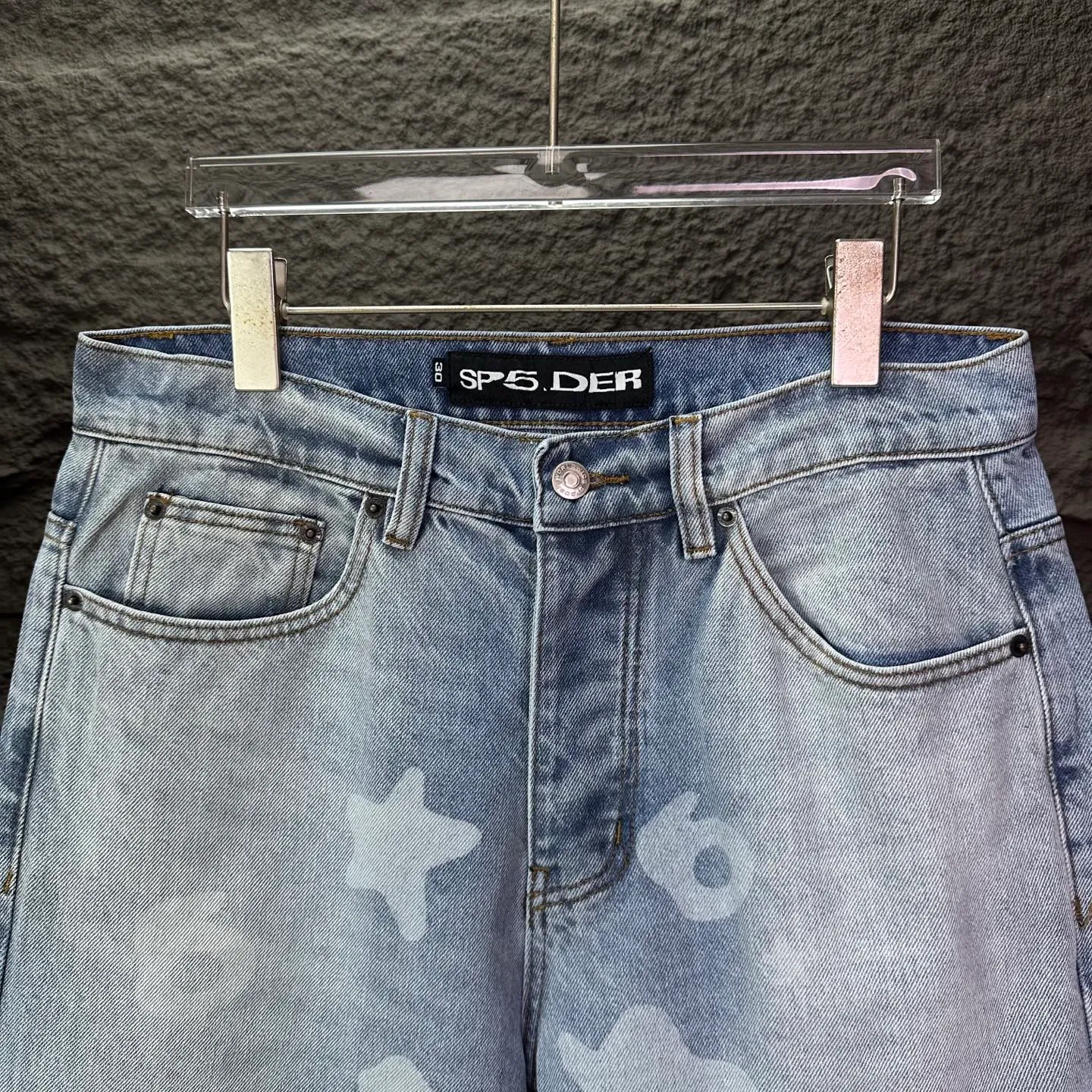 P210 Sp10der street fashion brand 2025 new white dark pattern big star print light blue washed distressed couple style loose straight jeans 🔥High version🔥High version🔥 Top ceiling quality Styles with different washed textures are very friendly to people with thin legs and thick legs. The straight and loose version is very flattering to the leg shape. Moderate length that never goes out of style, easy and casual to match, basic styling for various styles, a must-have in the wardrobe! The fabric is stiff but also makes the upper body soft without losing texture. The washing process is even more perfect. It is a must-have item for everyone! ! ! Washed wheat, hang tag, pants label, complete with three labels Color: light blue Size: 28, 30, 32, 34, 36 (five sizes)