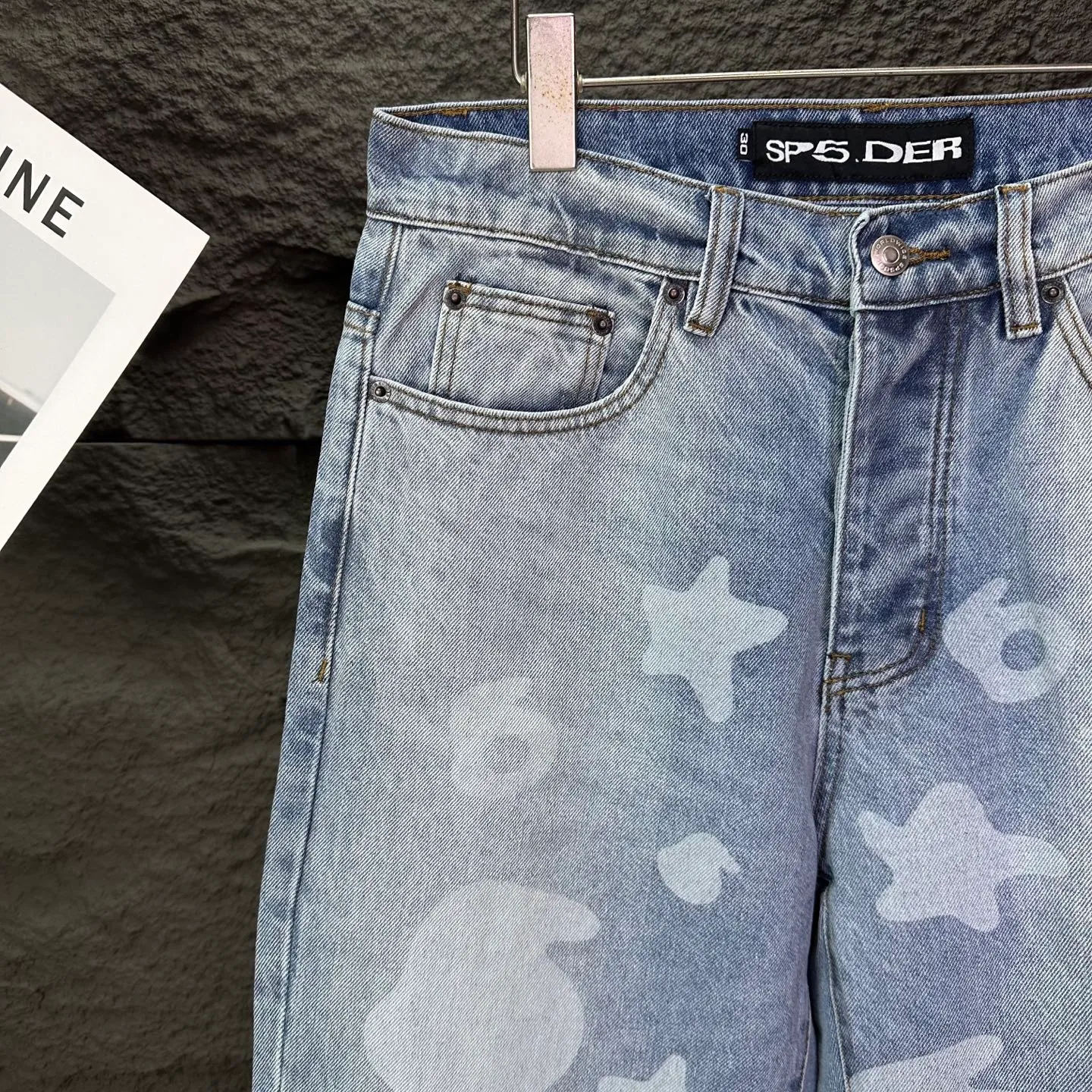 P210 Sp10der street fashion brand 2025 new white dark pattern big star print light blue washed distressed couple style loose straight jeans 🔥High version🔥High version🔥 Top ceiling quality Styles with different washed textures are very friendly to people with thin legs and thick legs. The straight and loose version is very flattering to the leg shape. Moderate length that never goes out of style, easy and casual to match, basic styling for various styles, a must-have in the wardrobe! The fabric is stiff but also makes the upper body soft without losing texture. The washing process is even more perfect. It is a must-have item for everyone! ! ! Washed wheat, hang tag, pants label, complete with three labels Color: light blue Size: 28, 30, 32, 34, 36 (five sizes)