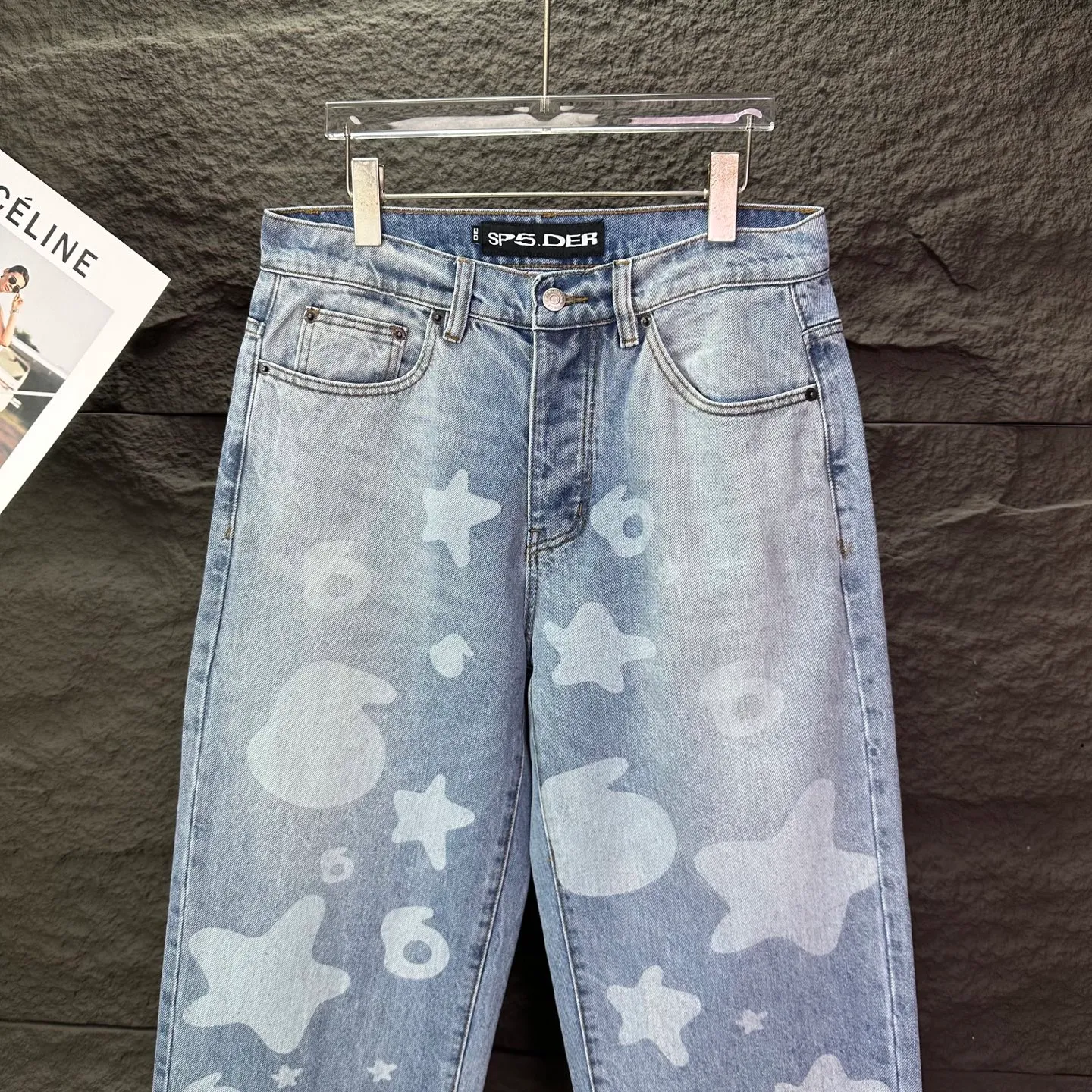 P210 Sp10der street fashion brand 2025 new white dark pattern big star print light blue washed distressed couple style loose straight jeans 🔥High version🔥High version🔥 Top ceiling quality Styles with different washed textures are very friendly to people with thin legs and thick legs. The straight and loose version is very flattering to the leg shape. Moderate length that never goes out of style, easy and casual to match, basic styling for various styles, a must-have in the wardrobe! The fabric is stiff but also makes the upper body soft without losing texture. The washing process is even more perfect. It is a must-have item for everyone! ! ! Washed wheat, hang tag, pants label, complete with three labels Color: light blue Size: 28, 30, 32, 34, 36 (five sizes)