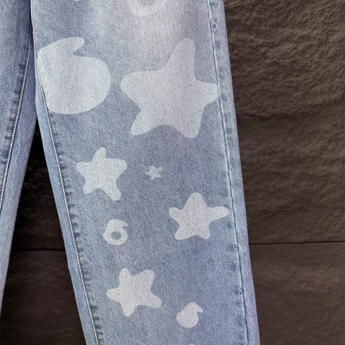 P210 Sp10der street fashion brand 2025 new white dark pattern big star print light blue washed distressed couple style loose straight jeans 🔥High version🔥High version🔥 Top ceiling quality Styles with different washed textures are very friendly to people with thin legs and thick legs. The straight and loose version is very flattering to the leg shape. Moderate length that never goes out of style, easy and casual to match, basic styling for various styles, a must-have in the wardrobe! The fabric is stiff but also makes the upper body soft without losing texture. The washing process is even more perfect. It is a must-have item for everyone! ! ! Washed wheat, hang tag, pants label, complete with three labels Color: light blue Size: 28, 30, 32, 34, 36 (five sizes)