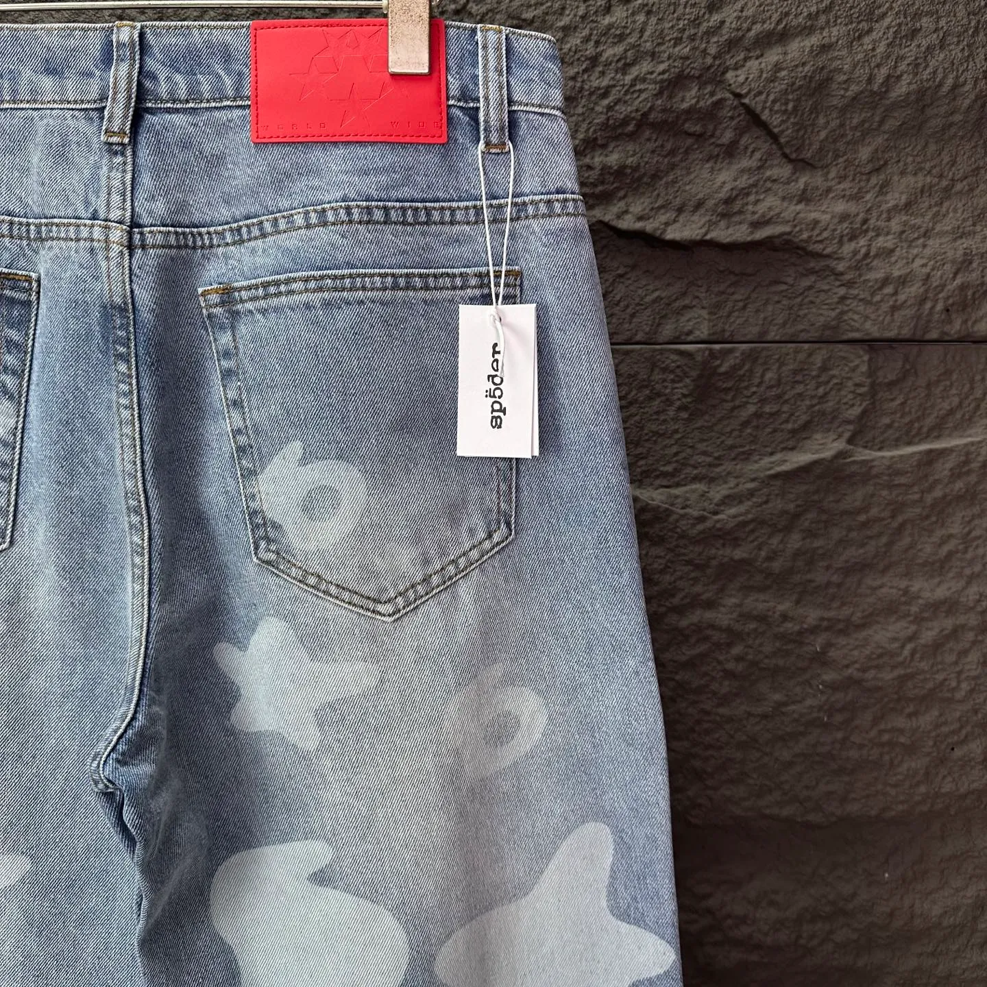 P210 Sp10der street fashion brand 2025 new white dark pattern big star print light blue washed distressed couple style loose straight jeans 🔥High version🔥High version🔥 Top ceiling quality Styles with different washed textures are very friendly to people with thin legs and thick legs. The straight and loose version is very flattering to the leg shape. Moderate length that never goes out of style, easy and casual to match, basic styling for various styles, a must-have in the wardrobe! The fabric is stiff but also makes the upper body soft without losing texture. The washing process is even more perfect. It is a must-have item for everyone! ! ! Washed wheat, hang tag, pants label, complete with three labels Color: light blue Size: 28, 30, 32, 34, 36 (five sizes)