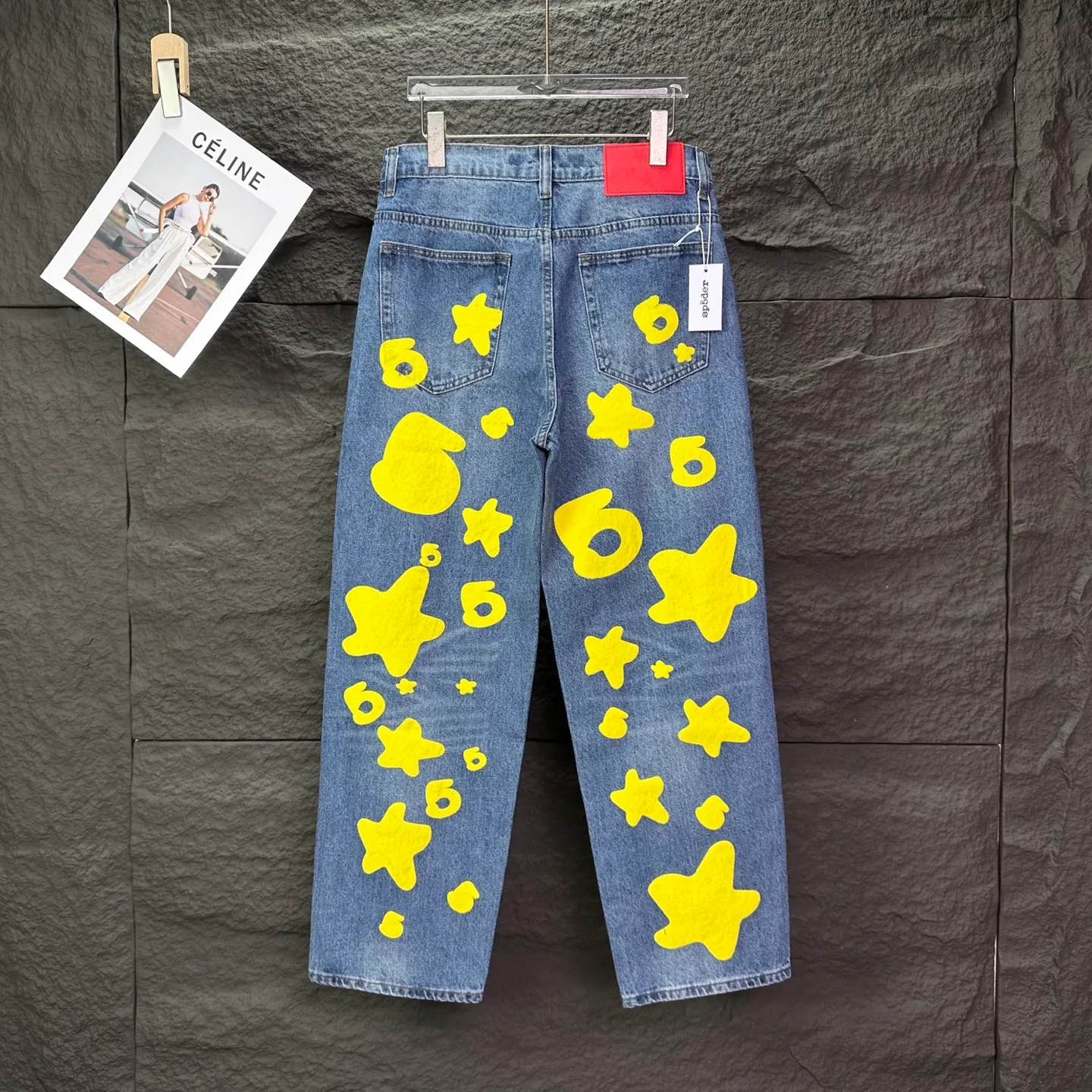 P240 Sp10der street fashion brand 2025 new yellow big star printed washed and distressed couple style loose straight jeans 🔥High version🔥High version🔥 Top ceiling quality Styles with different washed textures are very friendly to people with thin legs and thick legs. The straight and loose version is very flattering. Moderate length that never goes out of style, easy to match with casually, basic styling for various styles, a must-have in the wardrobe! The fabric is stiff but also makes the upper body soft without losing texture. The washing process is even more perfect. It is a must-have item for everyone! ! ! Washed wheat, hang tag, pants label, three complete labels, color: blue, size: 28, 30, 32, 34, 36 (five sizes)