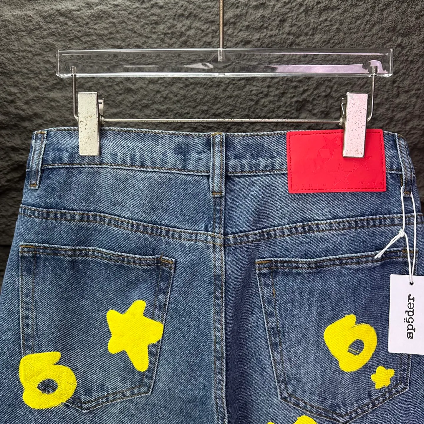 P240 Sp10der street fashion brand 2025 new yellow big star printed washed and distressed couple style loose straight jeans 🔥High version🔥High version🔥 Top ceiling quality Styles with different washed textures are very friendly to people with thin legs and thick legs. The straight and loose version is very flattering. Moderate length that never goes out of style, easy to match with casually, basic styling for various styles, a must-have in the wardrobe! The fabric is stiff but also makes the upper body soft without losing texture. The washing process is even more perfect. It is a must-have item for everyone! ! ! Washed wheat, hang tag, pants label, three complete labels, color: blue, size: 28, 30, 32, 34, 36 (five sizes)