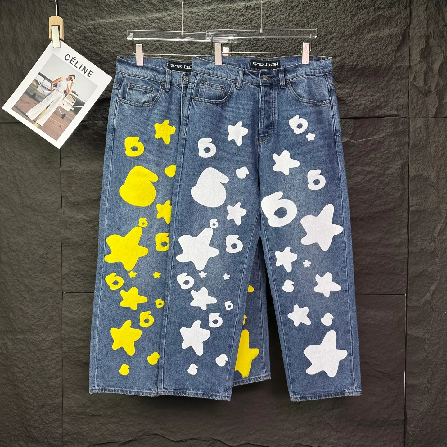 P240 Sp10der street fashion brand 2025 new yellow big star printed washed and distressed couple style loose straight jeans 🔥High version🔥High version🔥 Top ceiling quality Styles with different washed textures are very friendly to people with thin legs and thick legs. The straight and loose version is very flattering. Moderate length that never goes out of style, easy to match with casually, basic styling for various styles, a must-have in the wardrobe! The fabric is stiff but also makes the upper body soft without losing texture. The washing process is even more perfect. It is a must-have item for everyone! ! ! Washed wheat, hang tag, pants label, three complete labels, color: blue, size: 28, 30, 32, 34, 36 (five sizes)