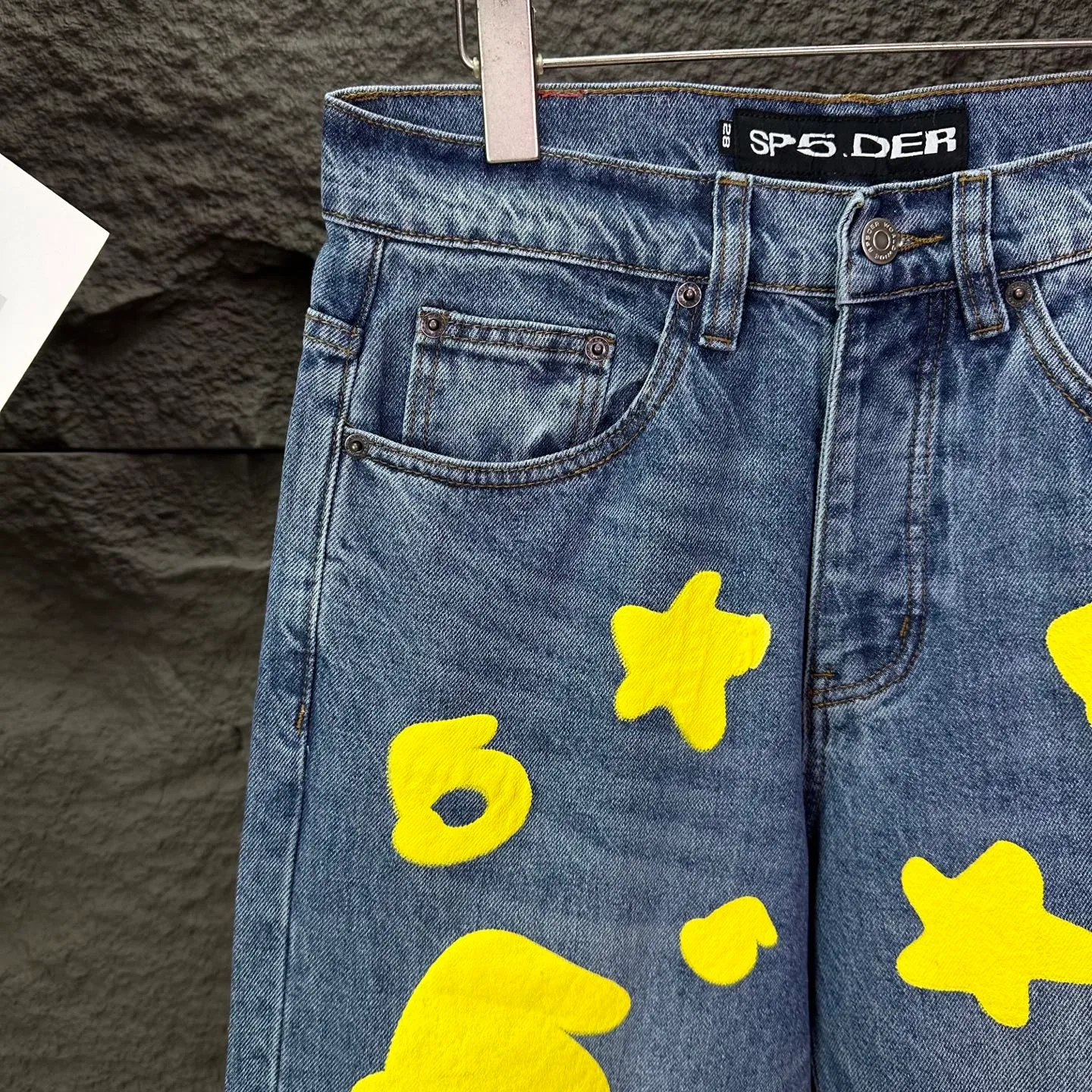 P240 Sp10der street fashion brand 2025 new yellow big star printed washed and distressed couple style loose straight jeans 🔥High version🔥High version🔥 Top ceiling quality Styles with different washed textures are very friendly to people with thin legs and thick legs. The straight and loose version is very flattering. Moderate length that never goes out of style, easy to match with casually, basic styling for various styles, a must-have in the wardrobe! The fabric is stiff but also makes the upper body soft without losing texture. The washing process is even more perfect. It is a must-have item for everyone! ! ! Washed wheat, hang tag, pants label, three complete labels, color: blue, size: 28, 30, 32, 34, 36 (five sizes)
