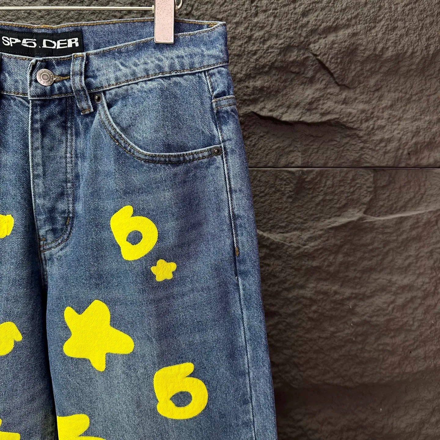 P240 Sp10der street fashion brand 2025 new yellow big star printed washed and distressed couple style loose straight jeans 🔥High version🔥High version🔥 Top ceiling quality Styles with different washed textures are very friendly to people with thin legs and thick legs. The straight and loose version is very flattering. Moderate length that never goes out of style, easy to match with casually, basic styling for various styles, a must-have in the wardrobe! The fabric is stiff but also makes the upper body soft without losing texture. The washing process is even more perfect. It is a must-have item for everyone! ! ! Washed wheat, hang tag, pants label, three complete labels, color: blue, size: 28, 30, 32, 34, 36 (five sizes)