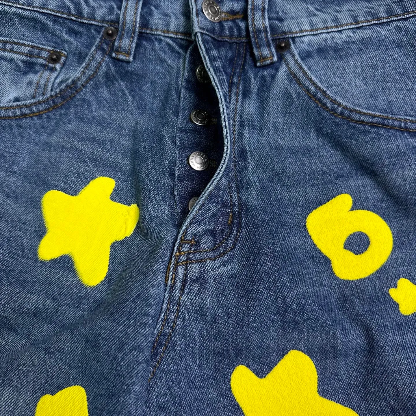 P240 Sp10der street fashion brand 2025 new yellow big star printed washed and distressed couple style loose straight jeans 🔥High version🔥High version🔥 Top ceiling quality Styles with different washed textures are very friendly to people with thin legs and thick legs. The straight and loose version is very flattering. Moderate length that never goes out of style, easy to match with casually, basic styling for various styles, a must-have in the wardrobe! The fabric is stiff but also makes the upper body soft without losing texture. The washing process is even more perfect. It is a must-have item for everyone! ! ! Washed wheat, hang tag, pants label, three complete labels, color: blue, size: 28, 30, 32, 34, 36 (five sizes)