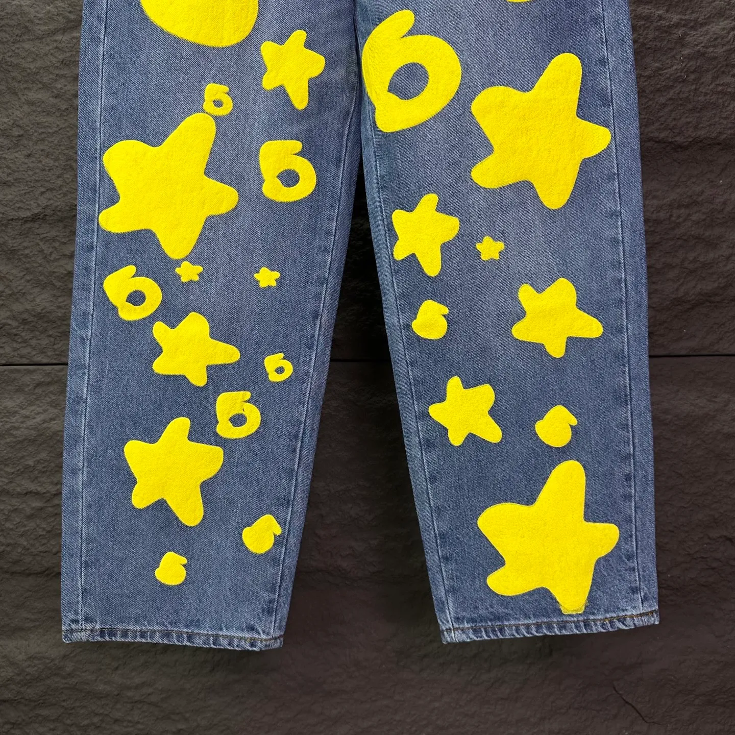 P240 Sp10der street fashion brand 2025 new yellow big star printed washed and distressed couple style loose straight jeans 🔥High version🔥High version🔥 Top ceiling quality Styles with different washed textures are very friendly to people with thin legs and thick legs. The straight and loose version is very flattering. Moderate length that never goes out of style, easy to match with casually, basic styling for various styles, a must-have in the wardrobe! The fabric is stiff but also makes the upper body soft without losing texture. The washing process is even more perfect. It is a must-have item for everyone! ! ! Washed wheat, hang tag, pants label, three complete labels, color: blue, size: 28, 30, 32, 34, 36 (five sizes)