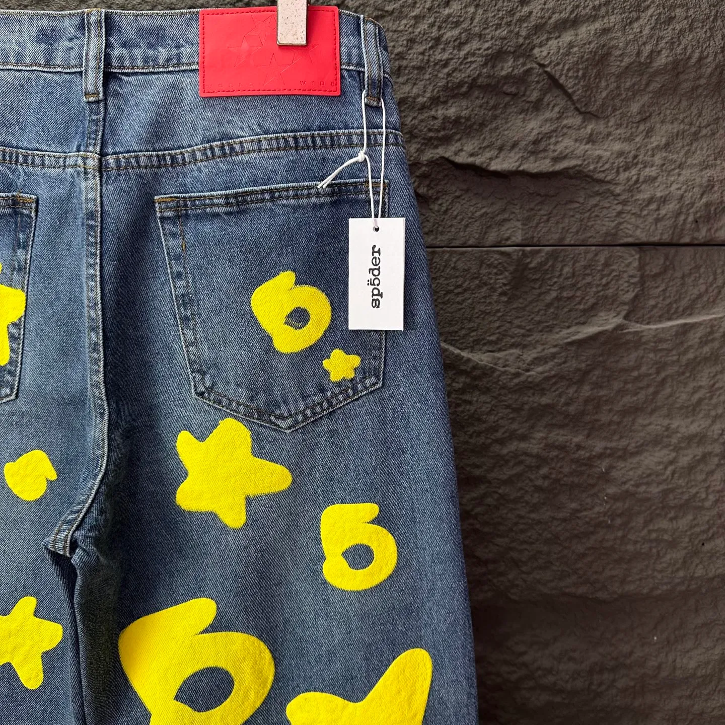 P240 Sp10der street fashion brand 2025 new yellow big star printed washed and distressed couple style loose straight jeans 🔥High version🔥High version🔥 Top ceiling quality Styles with different washed textures are very friendly to people with thin legs and thick legs. The straight and loose version is very flattering. Moderate length that never goes out of style, easy to match with casually, basic styling for various styles, a must-have in the wardrobe! The fabric is stiff but also makes the upper body soft without losing texture. The washing process is even more perfect. It is a must-have item for everyone! ! ! Washed wheat, hang tag, pants label, three complete labels, color: blue, size: 28, 30, 32, 34, 36 (five sizes)