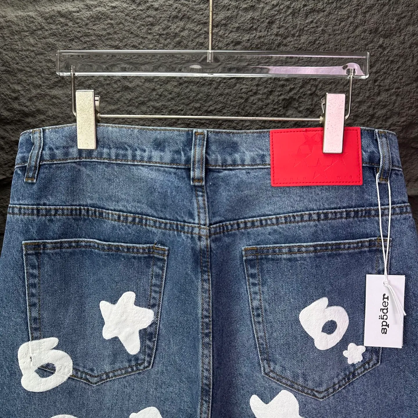 P240 Sp10der street fashion brand 2025 new white big star printed washed and distressed couple style loose straight jeans 🔥High version🔥High version🔥 Top ceiling quality Styles with different washed textures are very friendly to people with thin legs and thick legs. The straight and loose version is very flattering. Moderate length that never goes out of style, easy to match with casually, basic styling for various styles, a must-have in the wardrobe! The fabric is stiff but also makes the upper body soft without losing texture. The washing process is even more perfect. It is a must-have item for everyone! ! ! Washed wheat, hang tag, pants label, three complete labels, color: blue, size: 28, 30, 32, 34, 36 (five sizes)