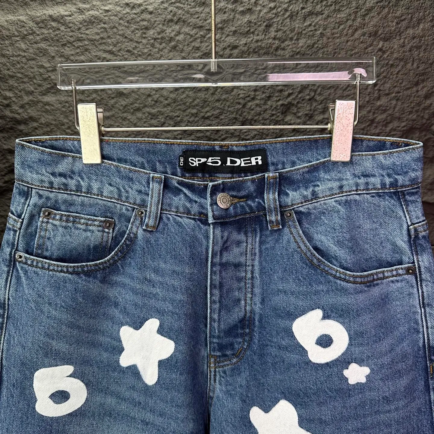 P240 Sp10der street fashion brand 2025 new white big star printed washed and distressed couple style loose straight jeans 🔥High version🔥High version🔥 Top ceiling quality Styles with different washed textures are very friendly to people with thin legs and thick legs. The straight and loose version is very flattering. Moderate length that never goes out of style, easy to match with casually, basic styling for various styles, a must-have in the wardrobe! The fabric is stiff but also makes the upper body soft without losing texture. The washing process is even more perfect. It is a must-have item for everyone! ! ! Washed wheat, hang tag, pants label, three complete labels, color: blue, size: 28, 30, 32, 34, 36 (five sizes)